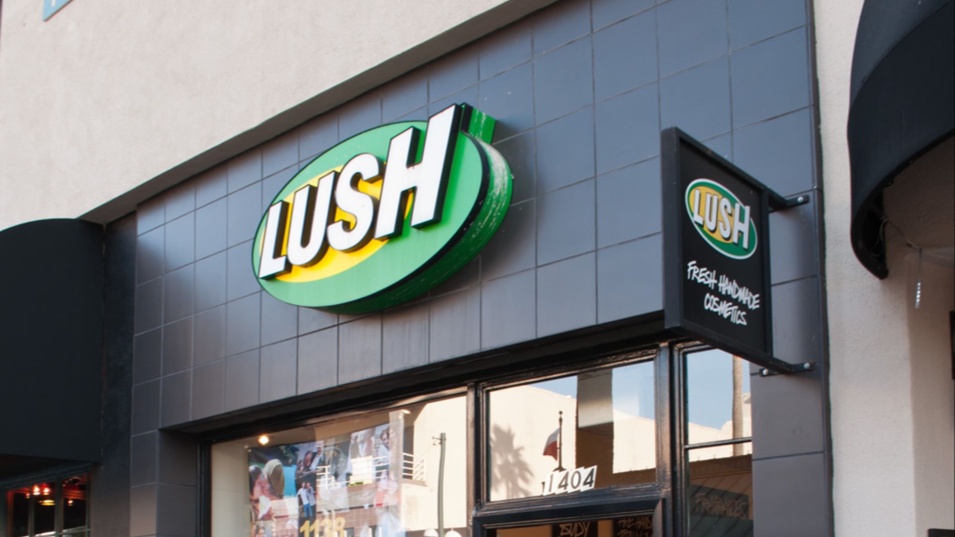 File:Lush Cosmetics supports marriage equality (5847769498).jpg