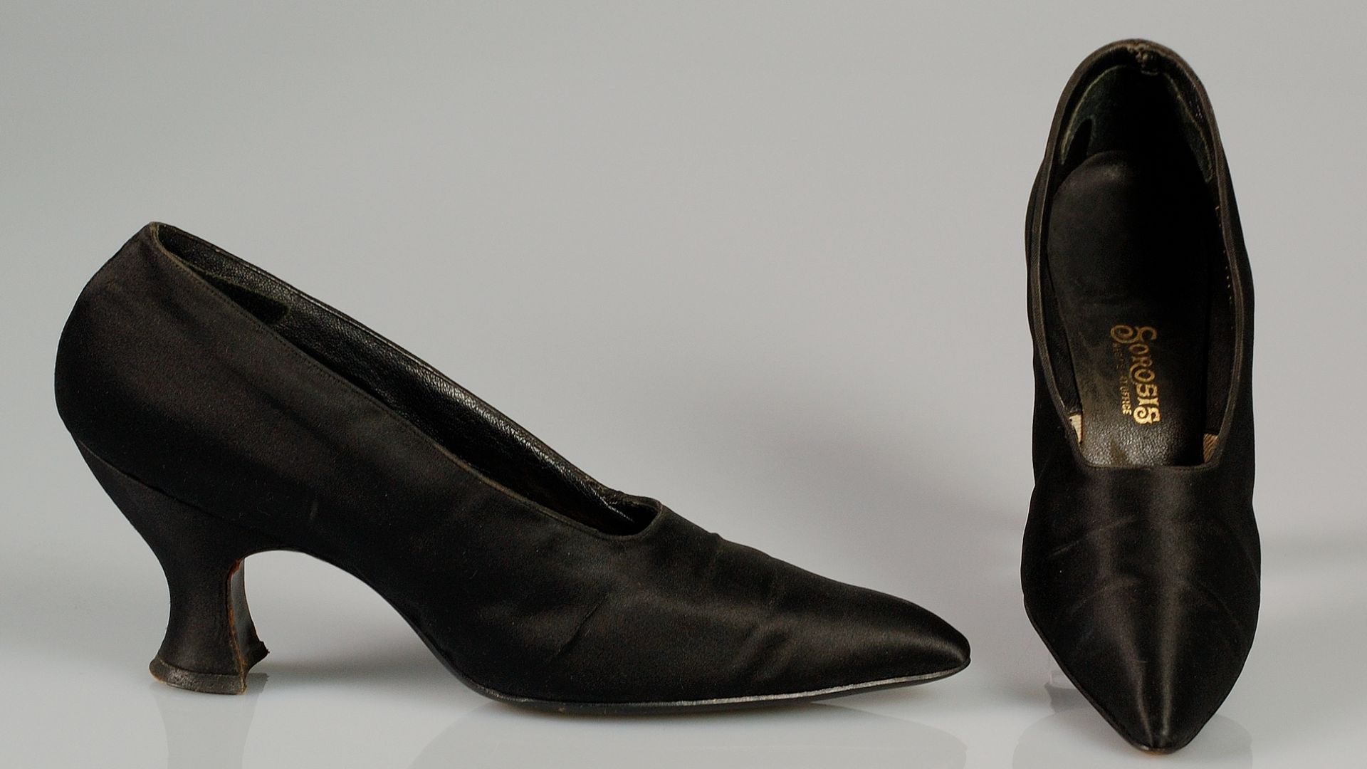 File:Evening pumps MET 46.30.15a-b CP2.jpg