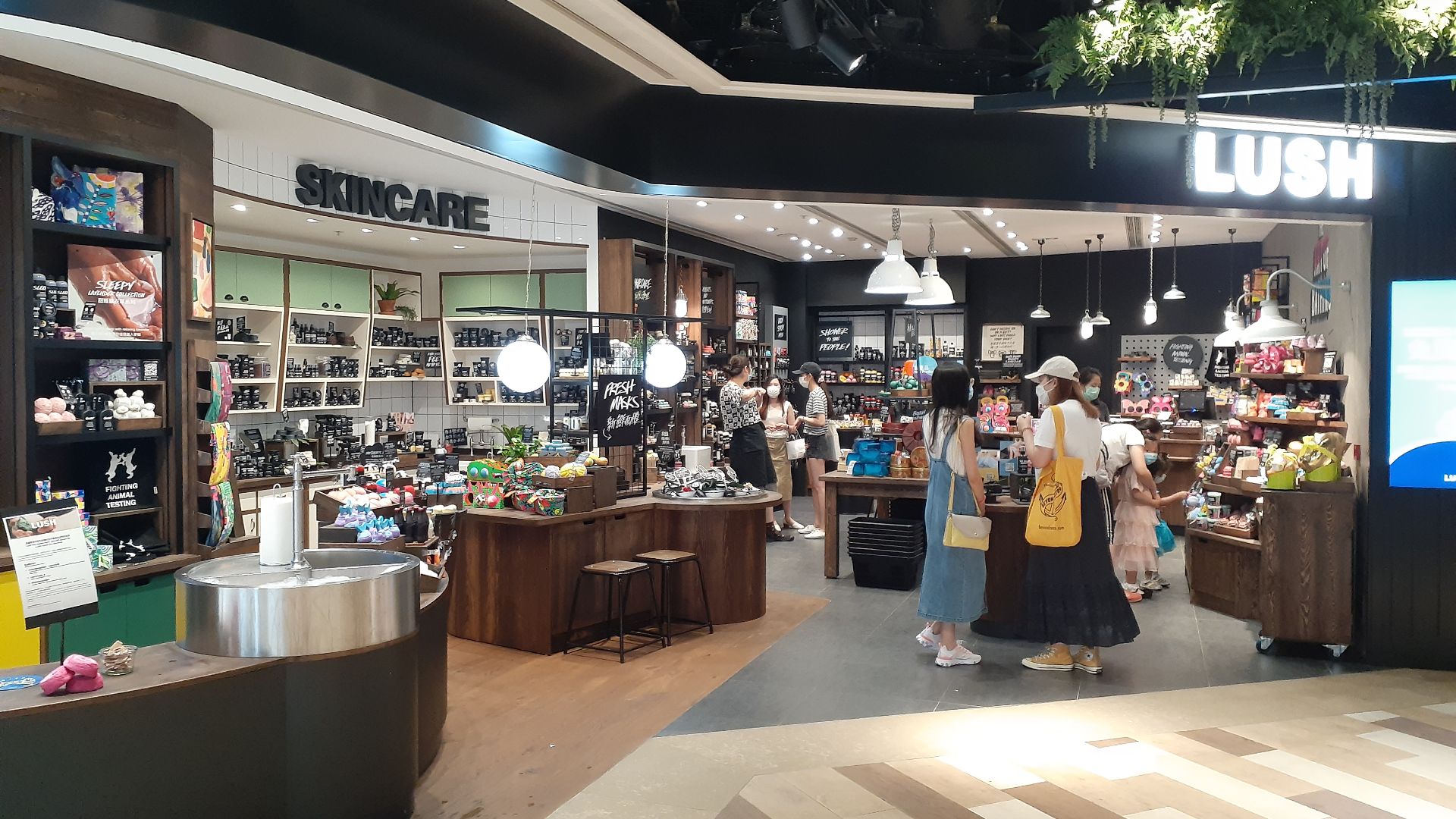 File:HK 尖沙咀 TST 人文藝術購物館 K11 MUSEA mall shop LUSH Cosmetics soap May 2020 SS2 10.jpg