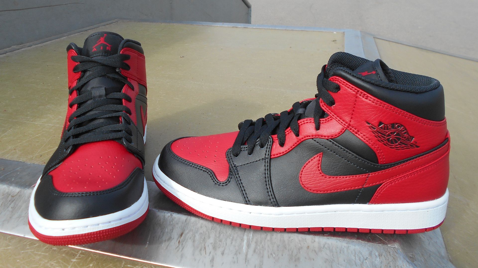 File:Air Jordan 1 Banned.jpg