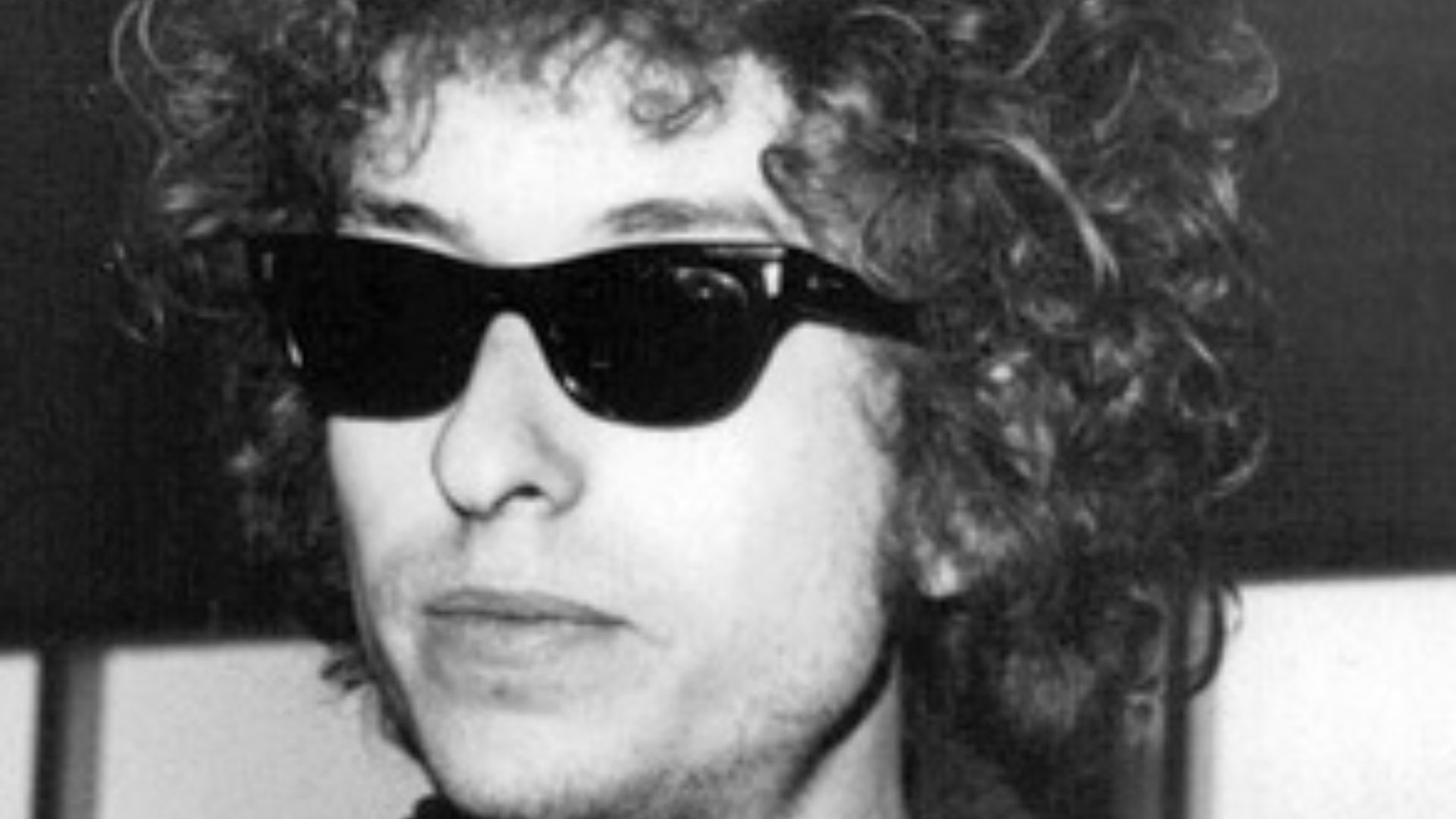 File:Bob-Dylan-arrived-at-Arlanda-surrounded-by-twenty-bodyguards-and-assistants-391770740297 (cropped).jpg