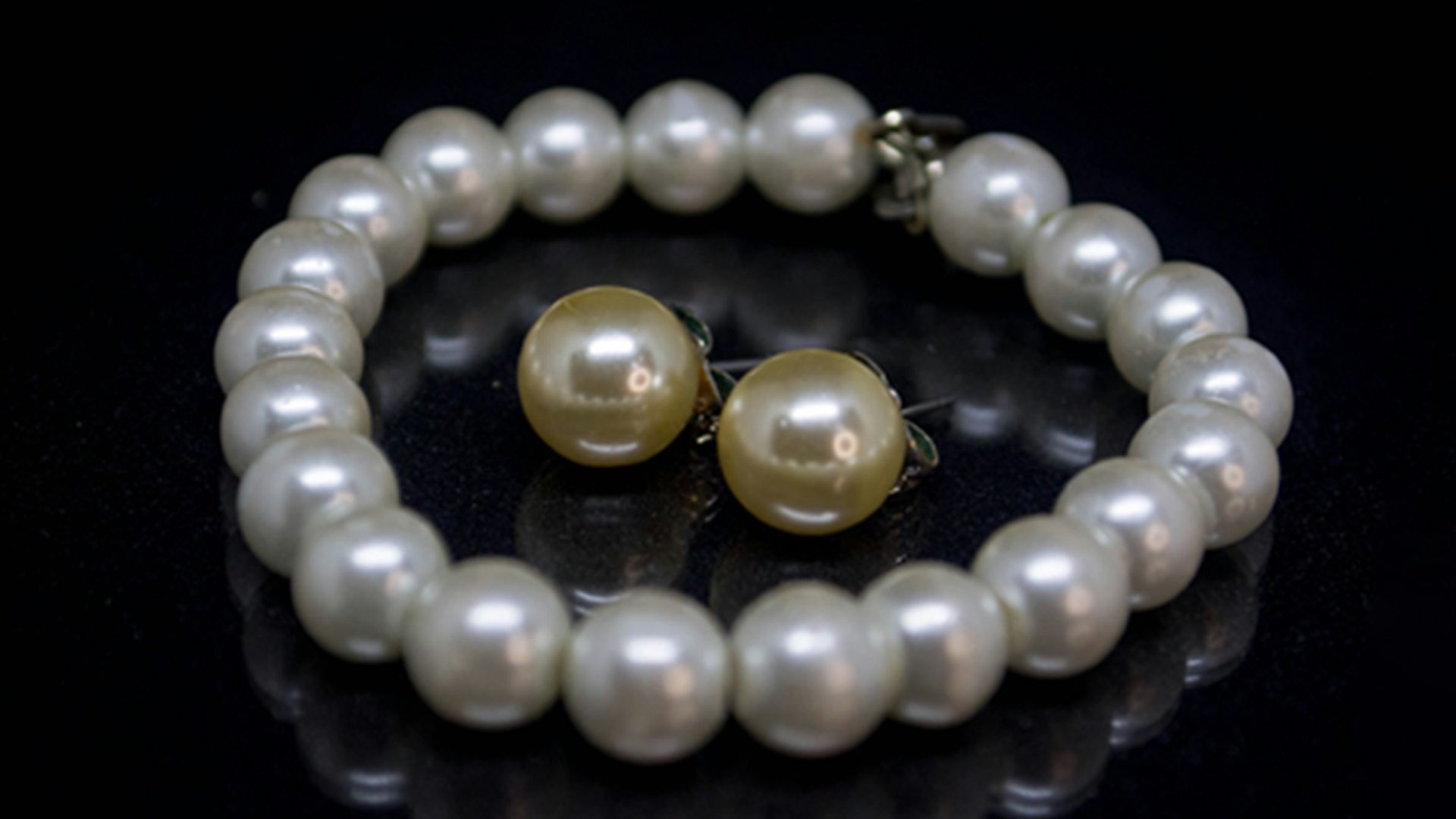a pair of white pearls and a gold clasp