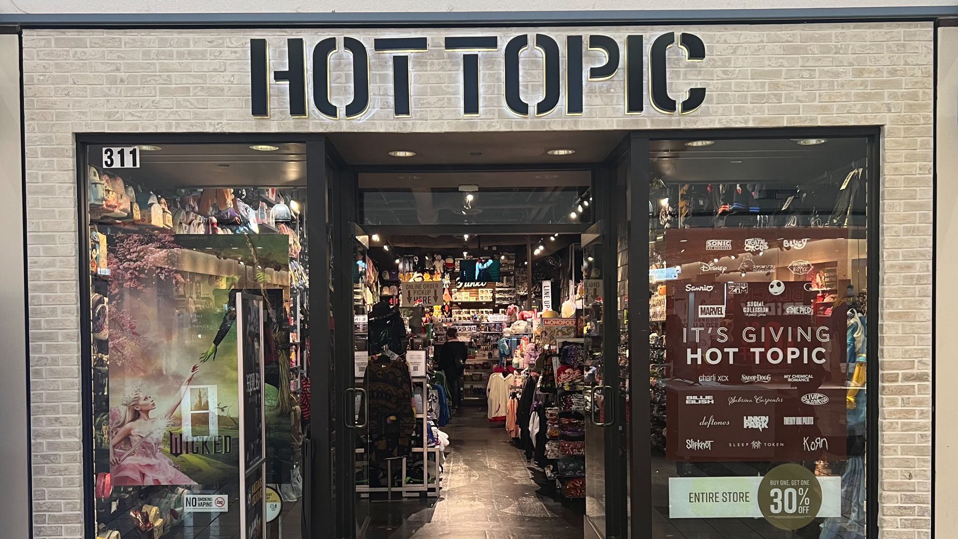 File:Hot Topic Weberstown Mall Stockton, California.jpg