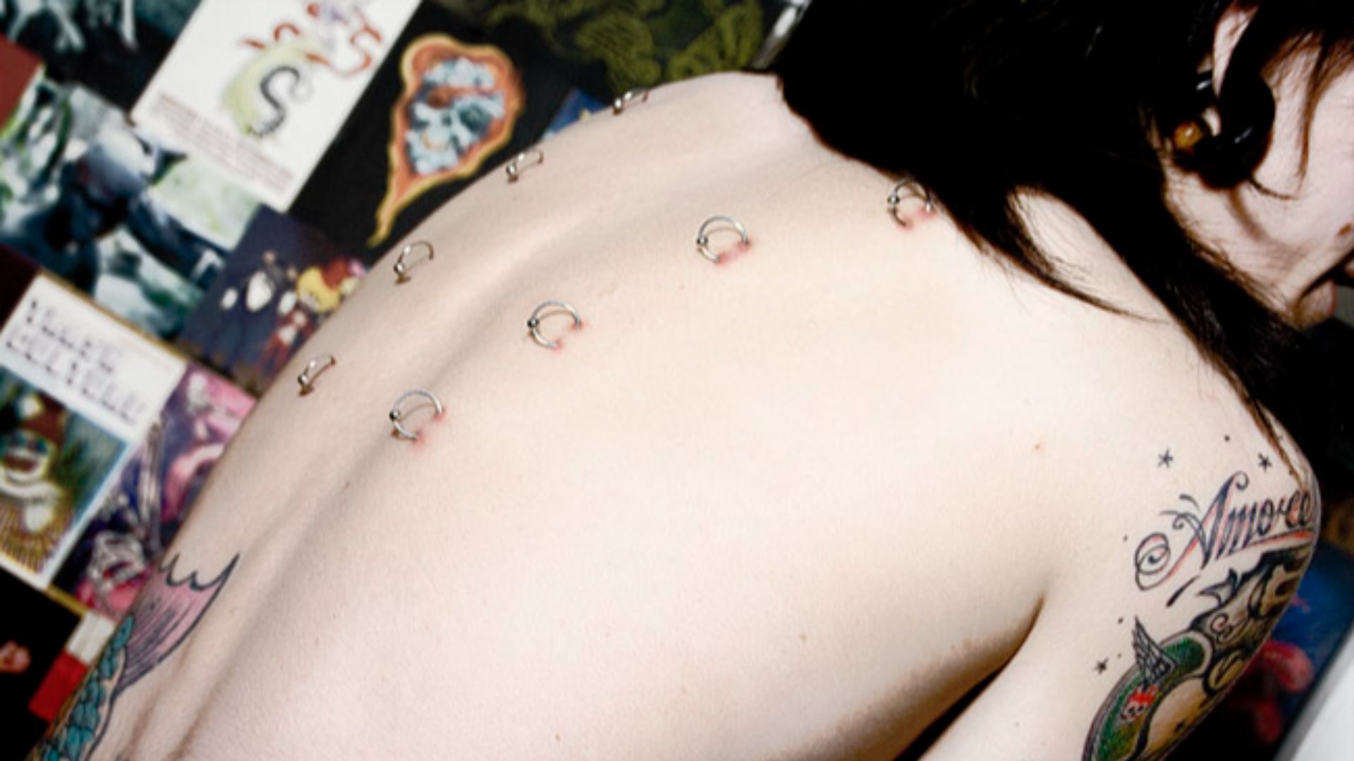 File:Piercing + Dolor.jpg