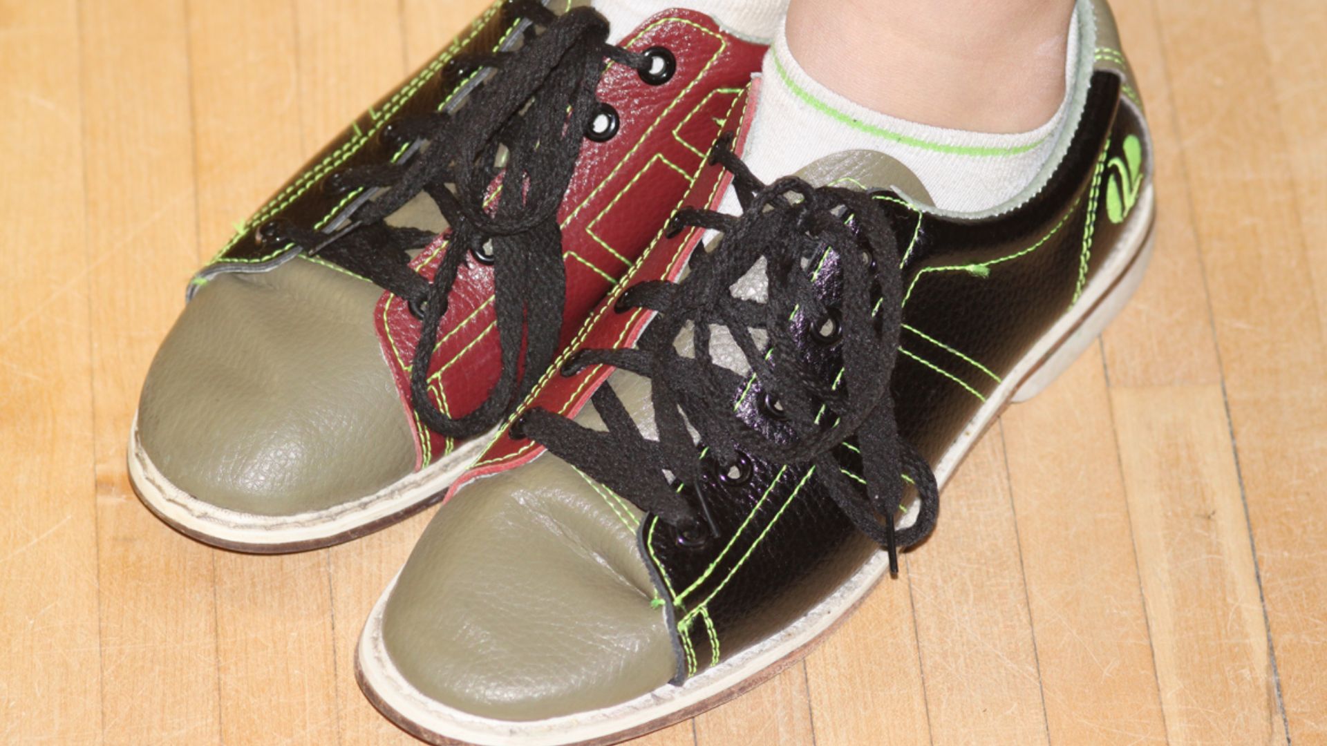 File:Bowling Shoes (5378670981).jpg