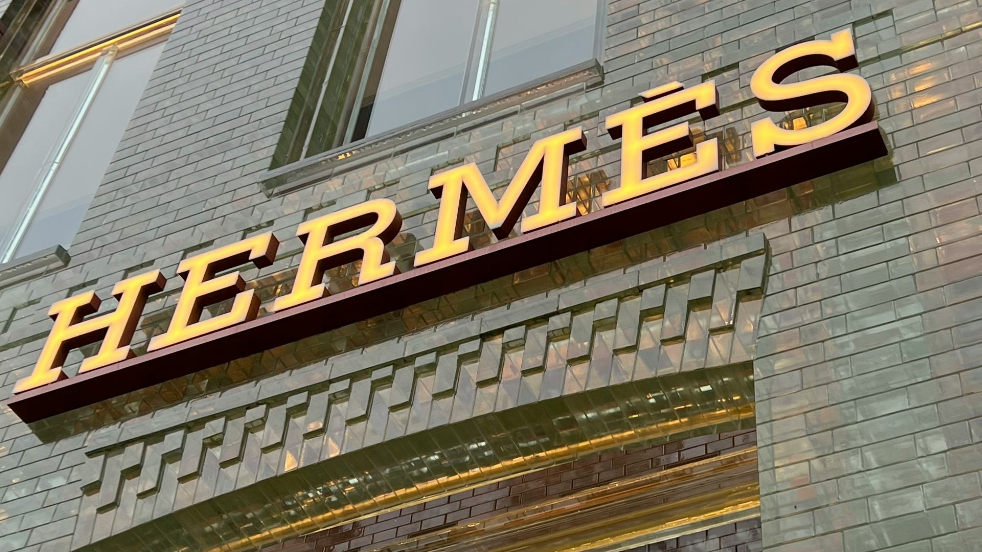 a building that has a sign on the front of it