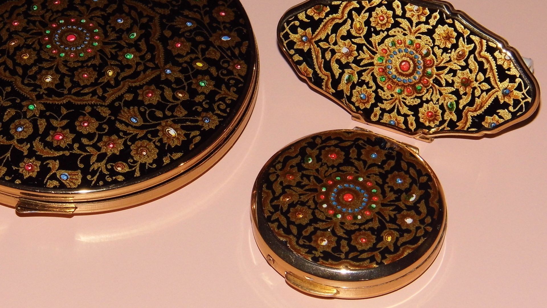 File:Vintage Stratton Cosmetics Set, Two-Sided Mirror (L), Lipstick Holder (UR) And Powder Compact (LR) (14428277553).jpg