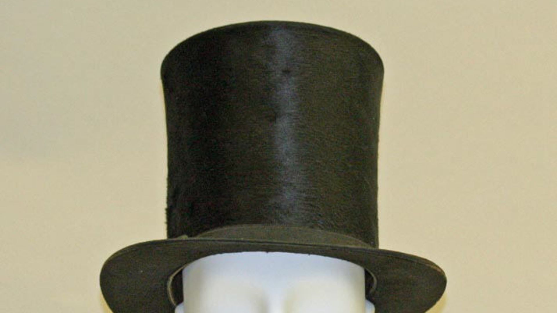 File:Top hat MET 1990.41a.jpg