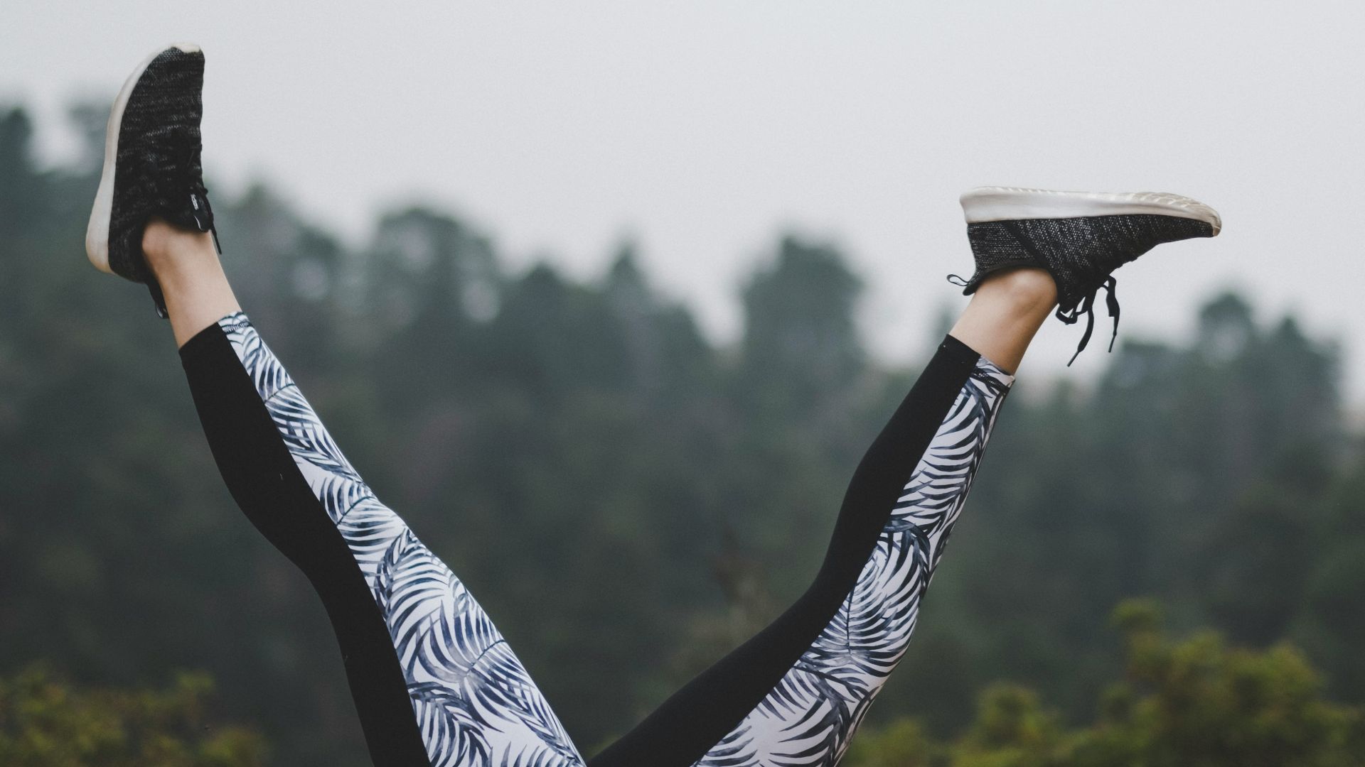 women's black and white leggings