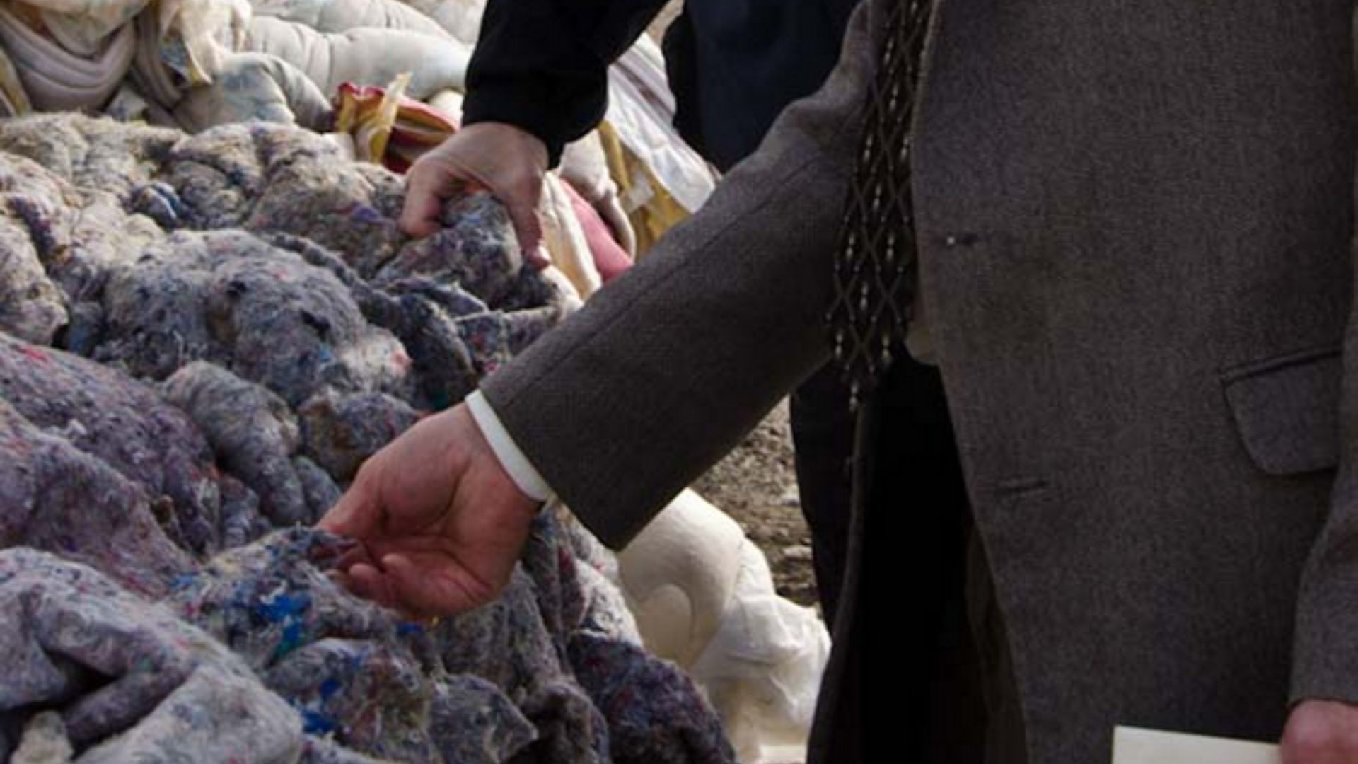 File:January 18, 2012 EPA Region 7 Administrator Karl Brooks, joins Warden Sam Cline for mattress recycling event (7129448347).jpg