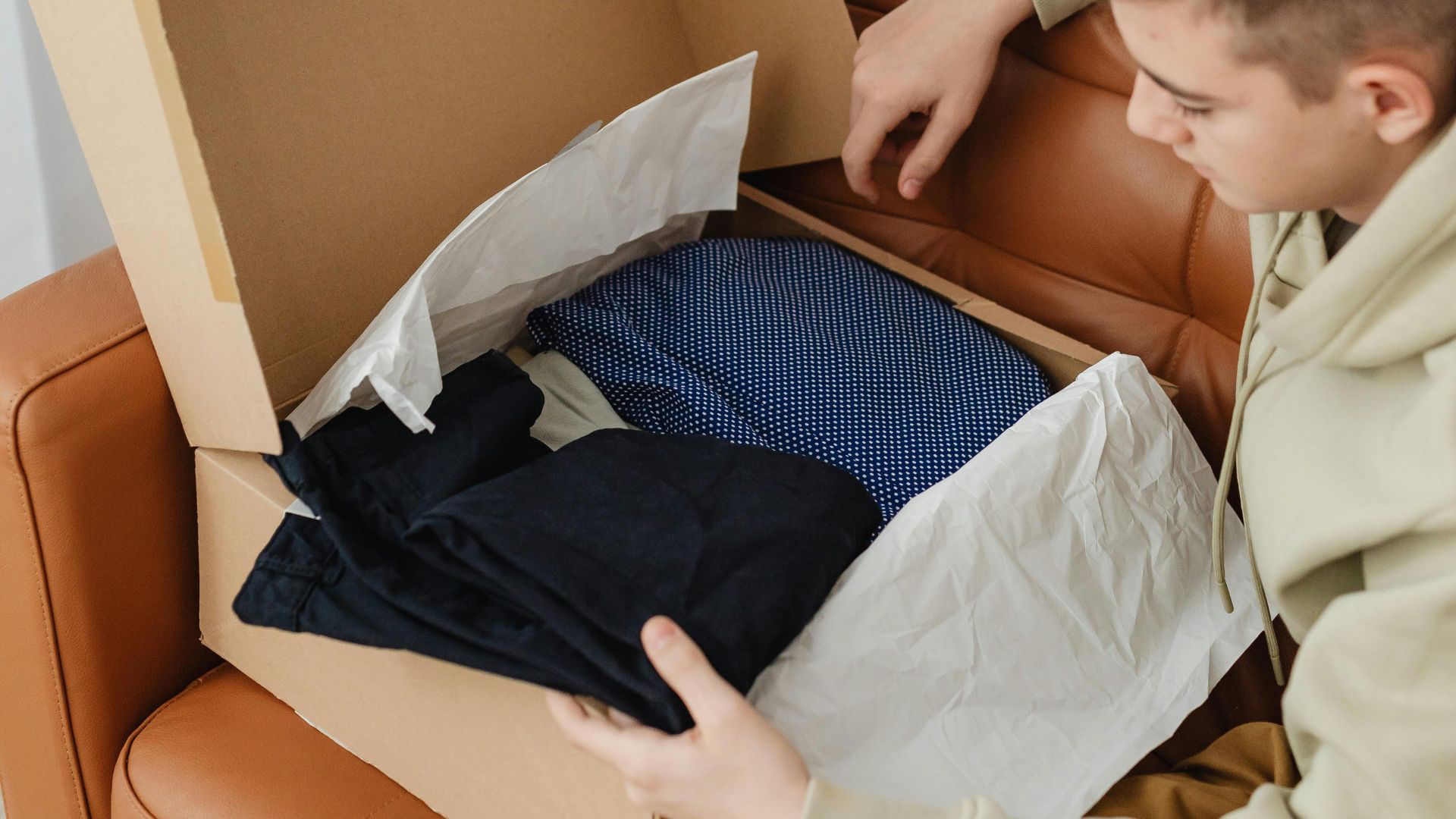 20 Hacks For Packing Clothes On Vacation - SheFashionable