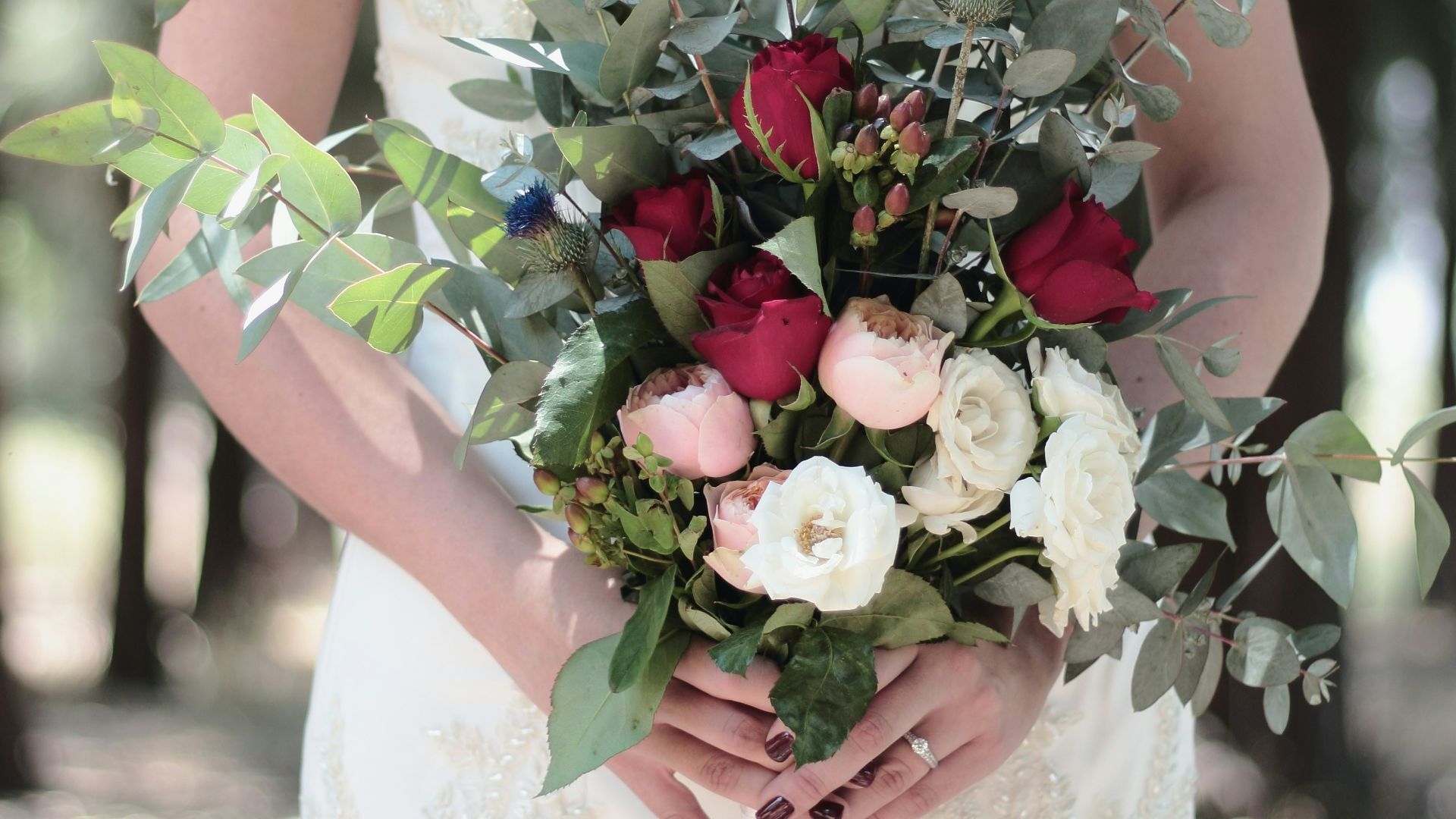 bride holding bouquet of flowers
