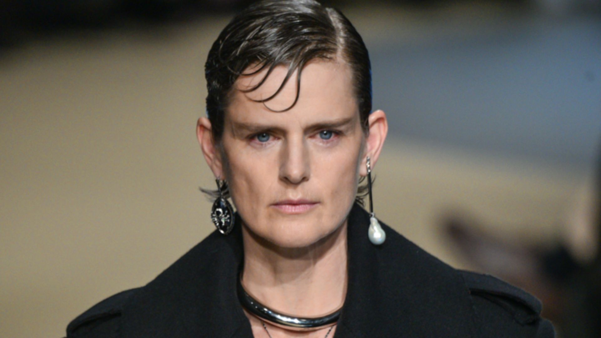 File:Stella Tennant at Alexander McQueen Fall Winter 2018, half length.jpg