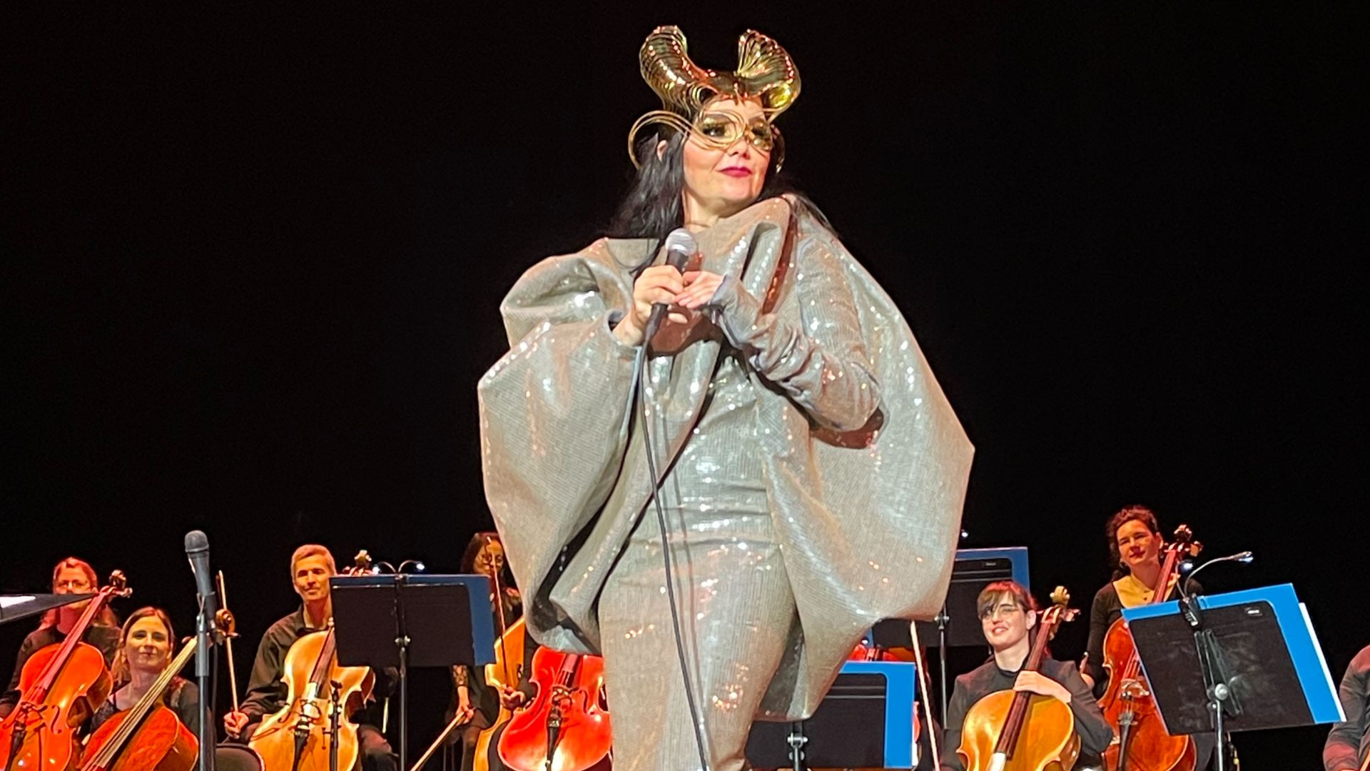 File:Bjork Orkestral Paris.png