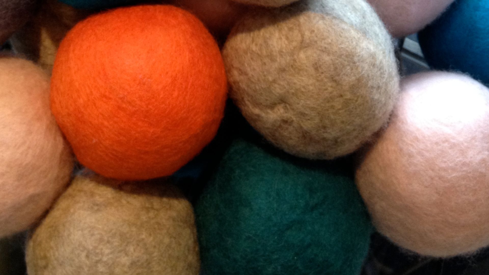 File:Wool-dryer-balls.jpg
