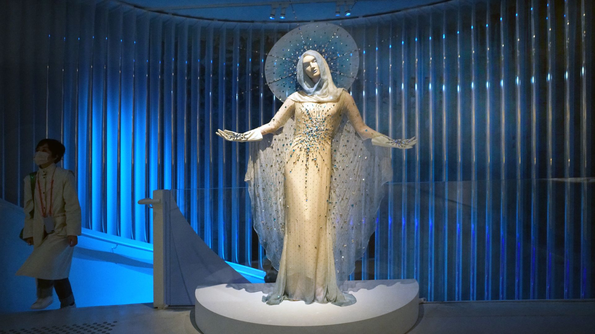 File:1984 robe designed by Thierry Mugler for Pat Cleveland (Musée des arts décoratifs, Paris).jpg