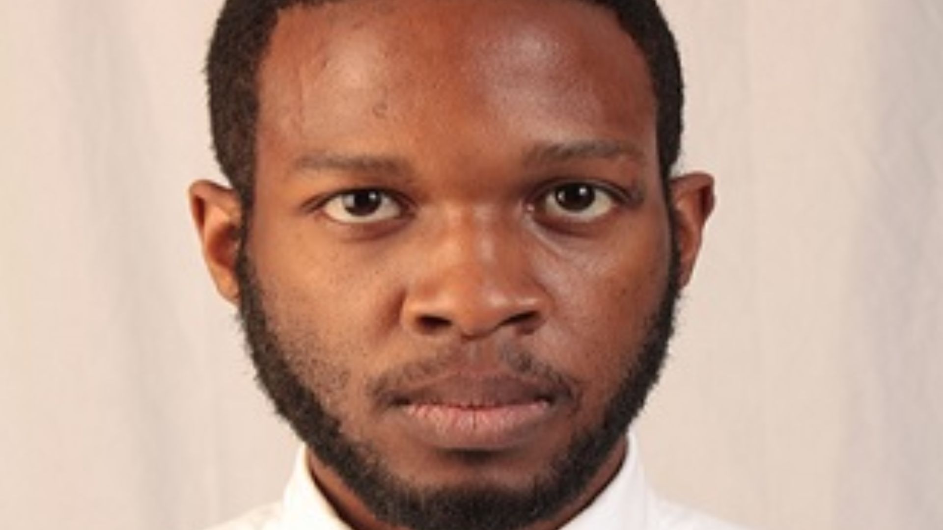 File:Passport photo of man with chinstrap beard.jpg