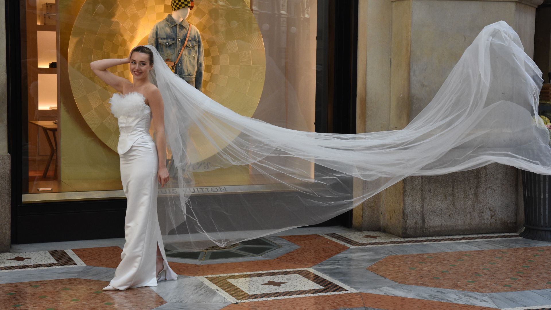 File:Wedding dresses in Italy Milano 04.jpg