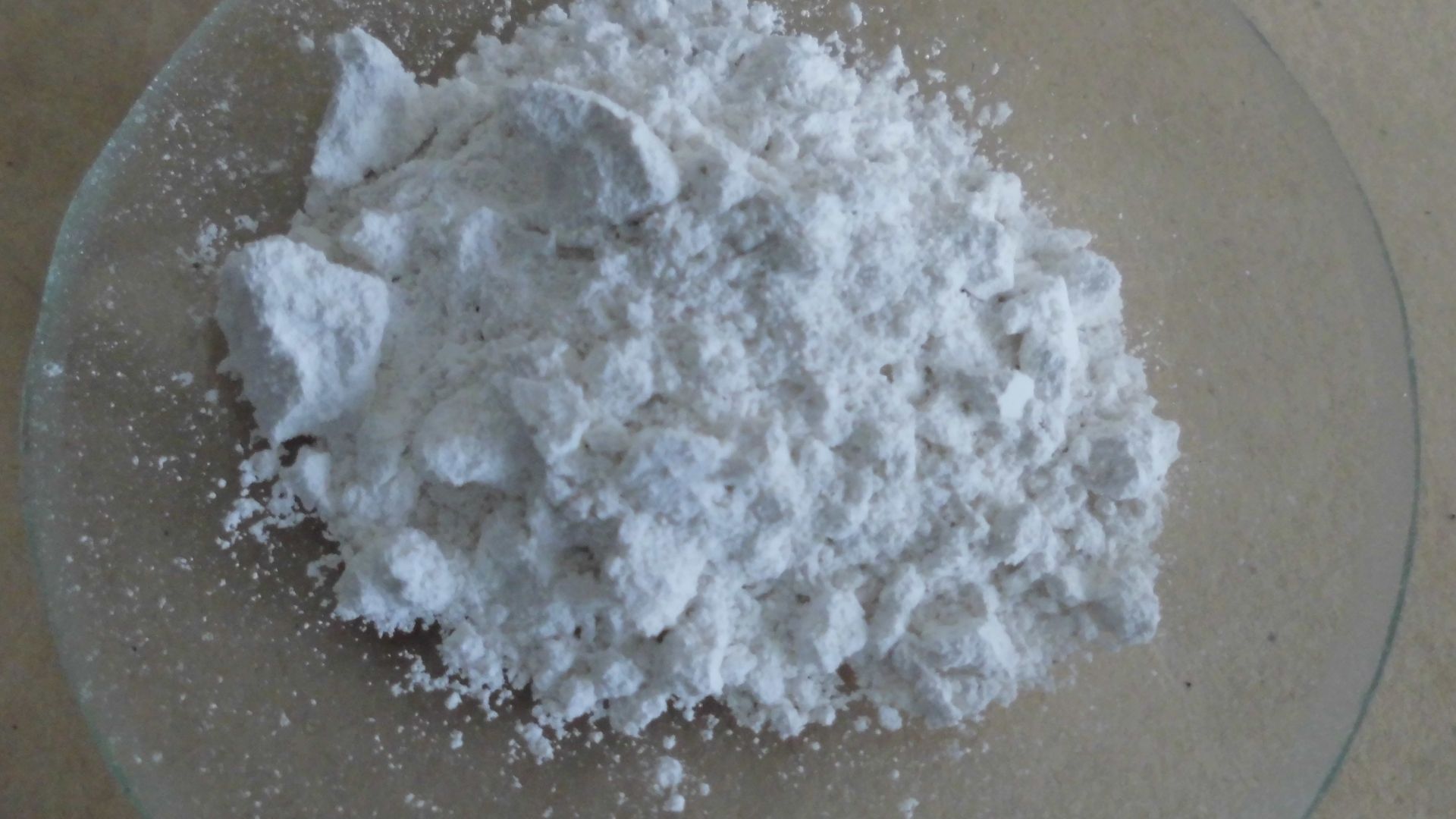 File:Calcium oxide powder.JPG