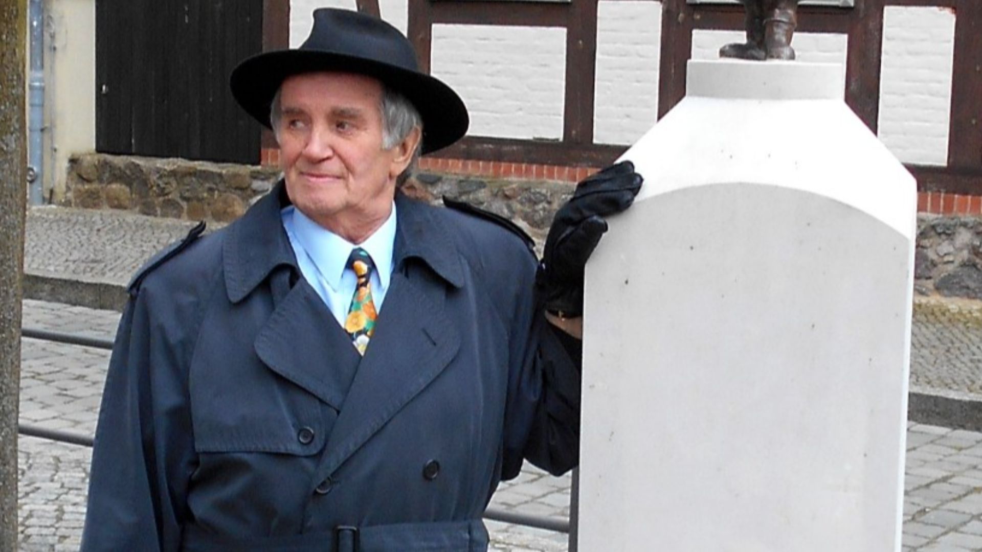 File:Lutz Backes an seinem Spargel-Brunnen in Beelitz mit Bronzefigur.jpg