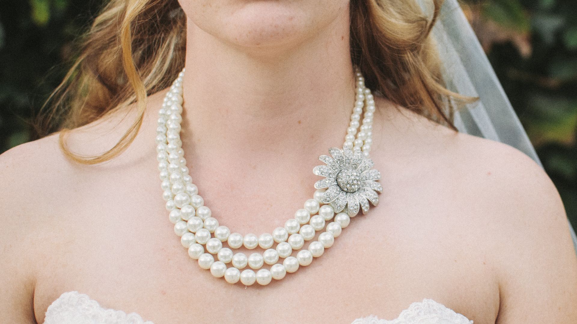 File:London bride with pearls (Unsplash).jpg