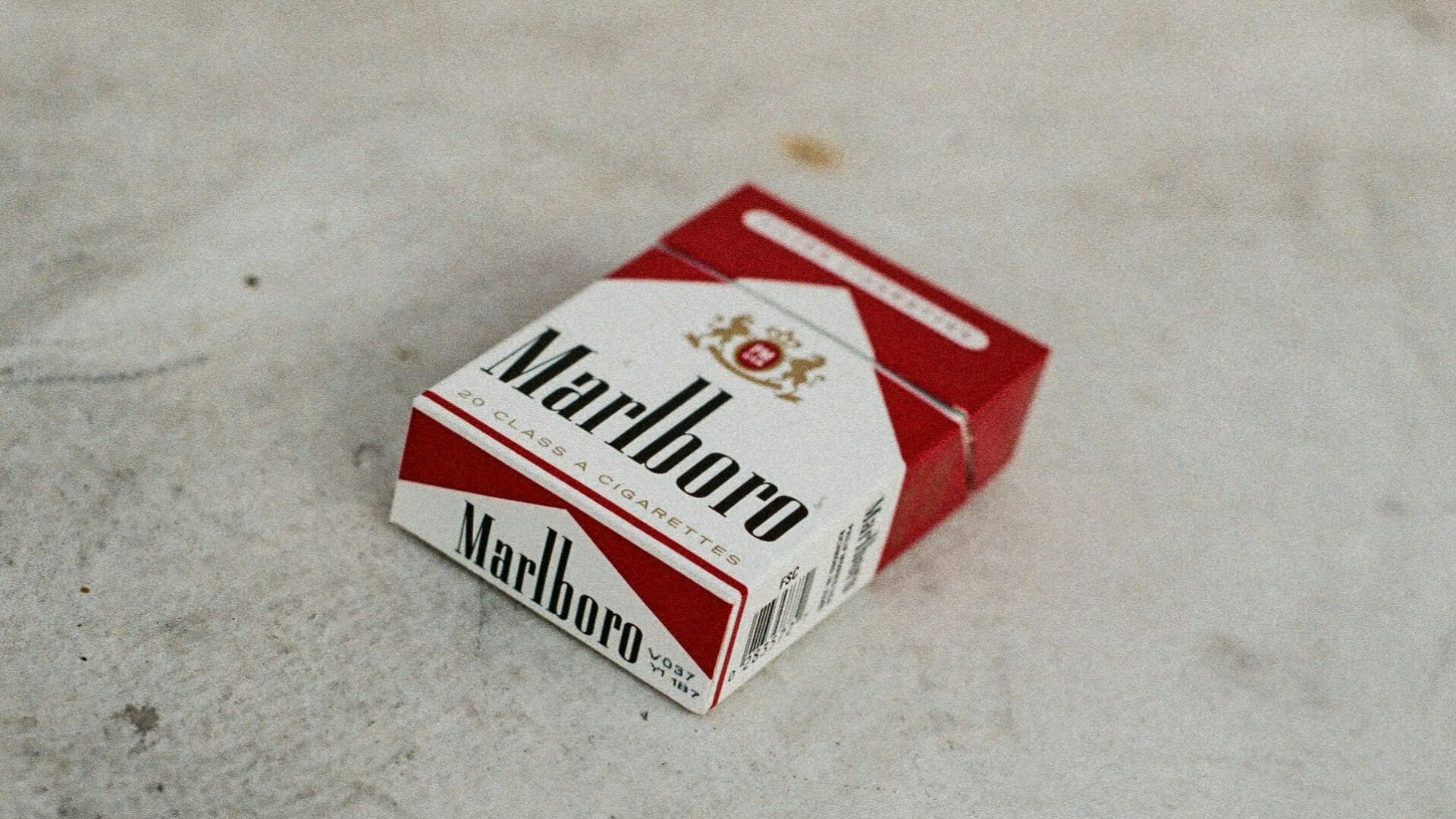 red and white marlboro cigarette pack