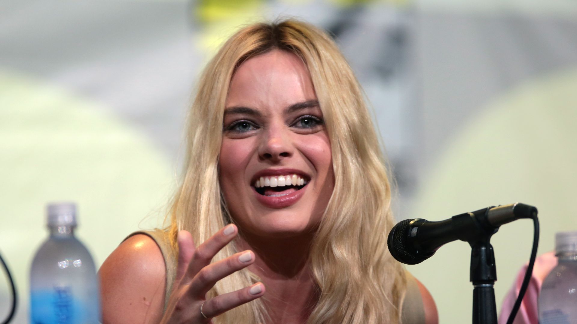 File:Margot Robbie (28568472606).jpg