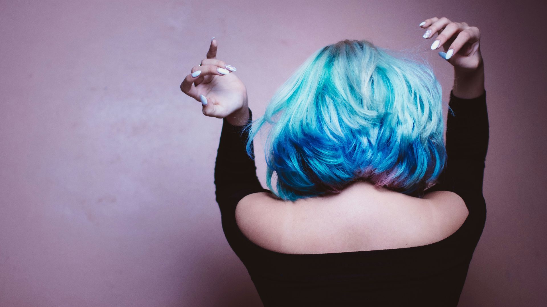 woman facing backward with blue hair