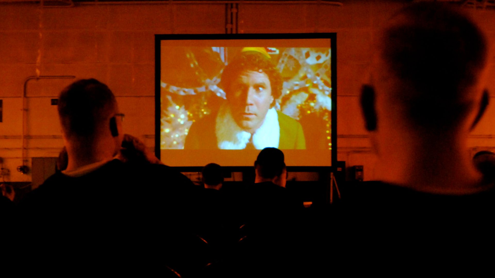 File:061217-N-0336C-052 Sailors watch the Christmas film