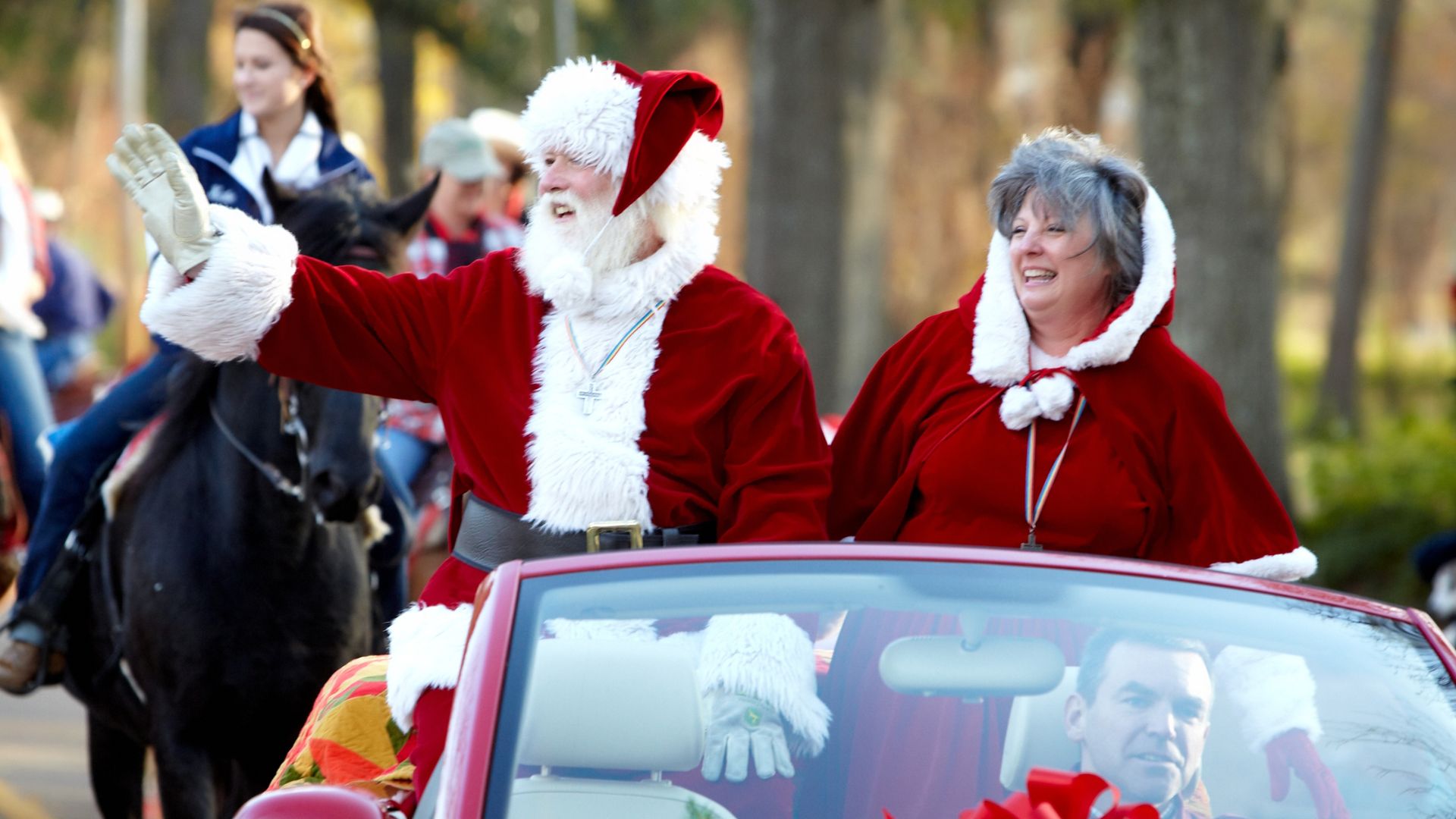File:Santa and Mrs. Claus at the end of our Christmas Parade.jpg