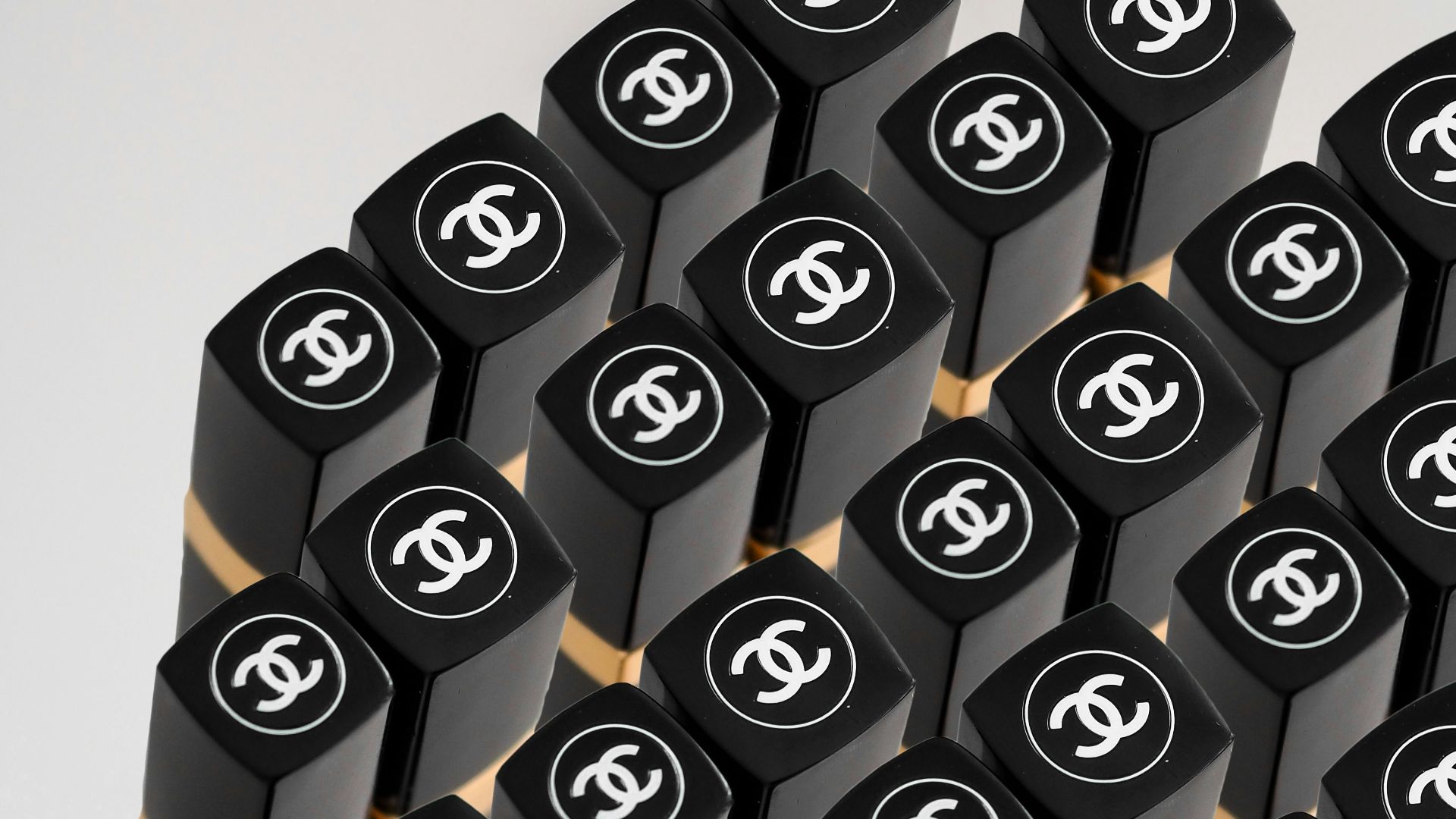 black and white round decor