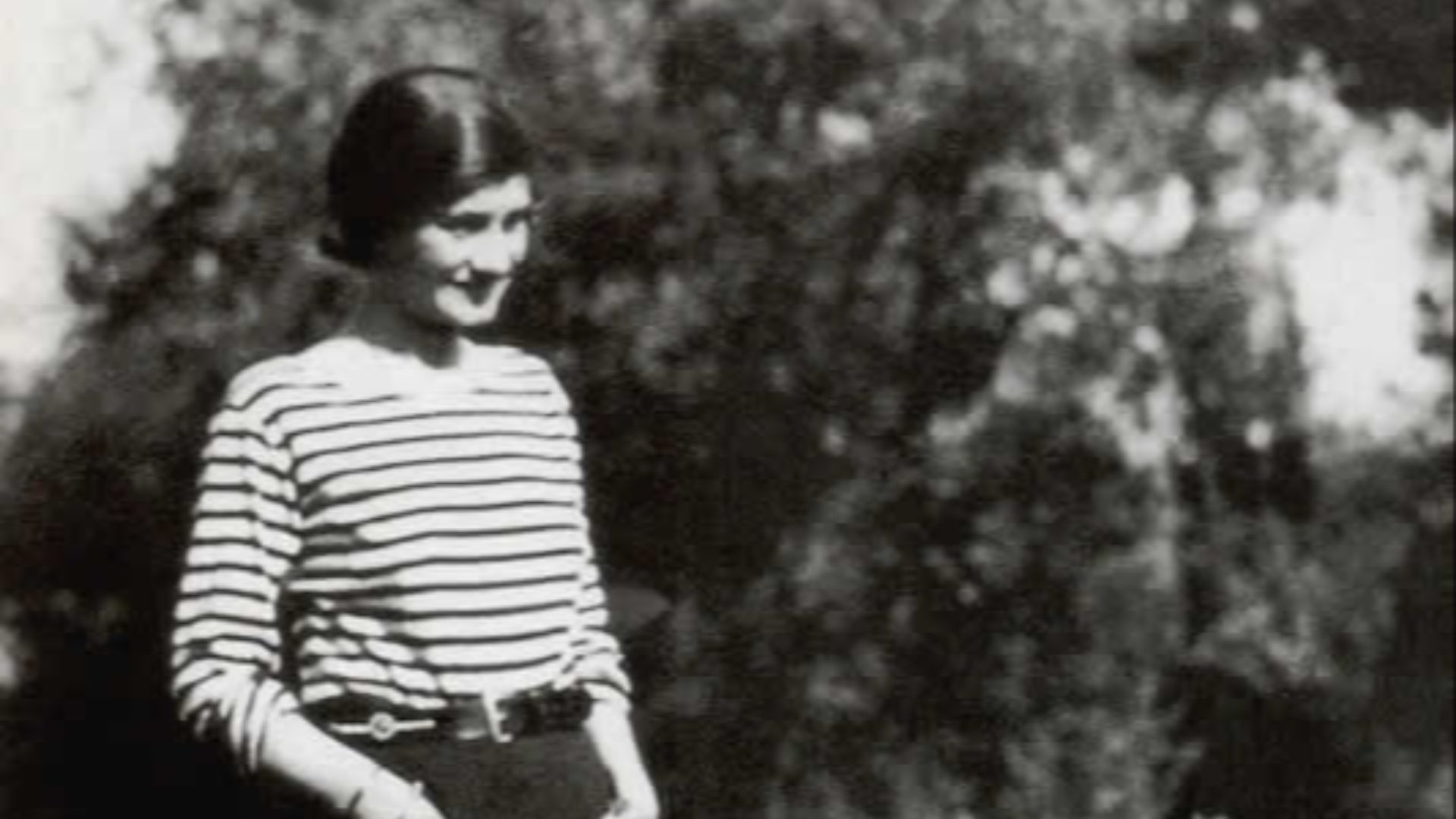 File:Gabrielle Chanel en marinière.jpg