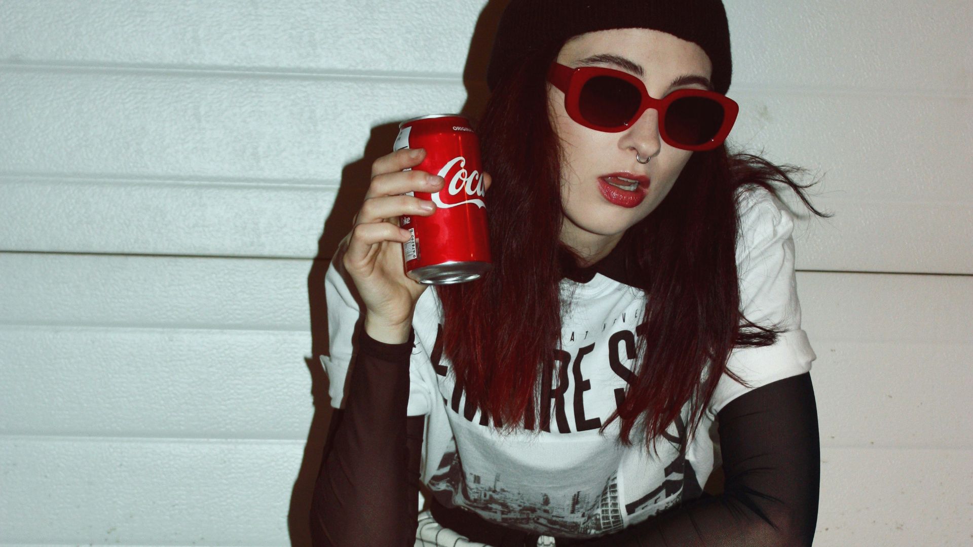 woman siting on focus photography