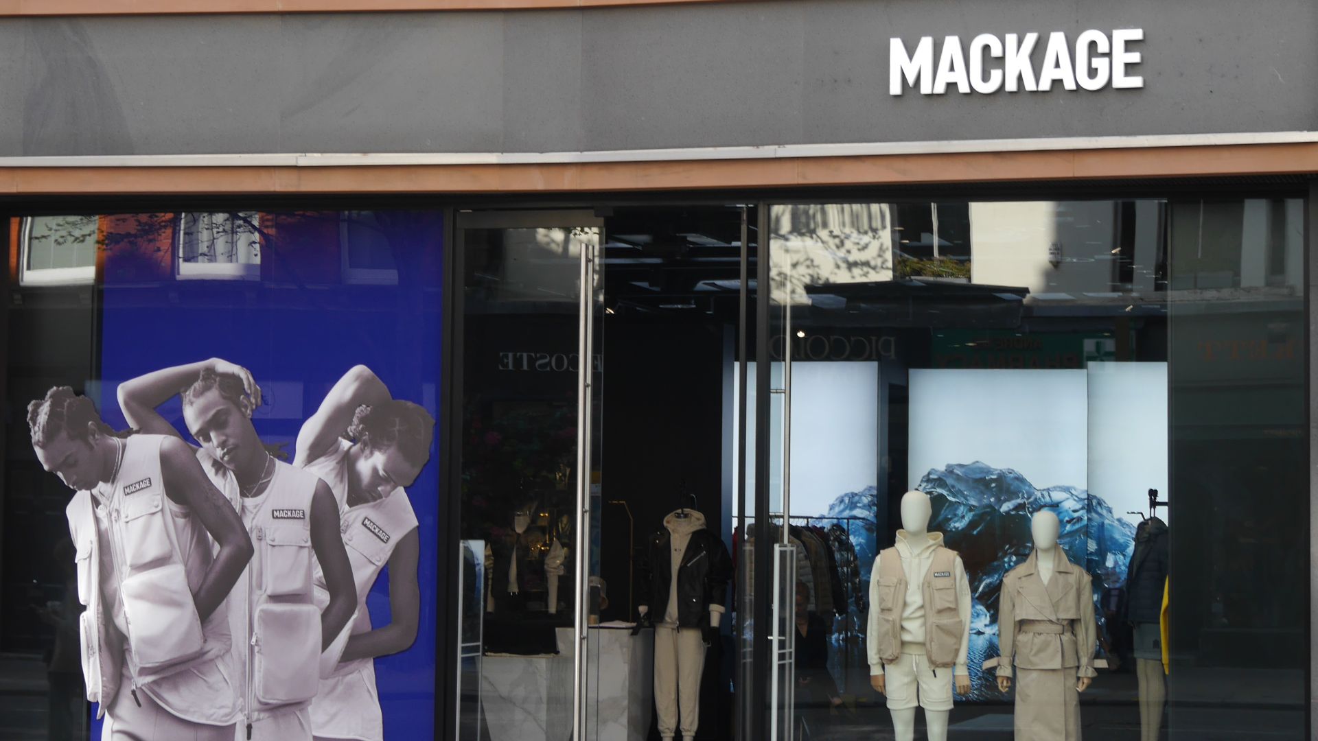 File:Mackage Sloane Street London April 2022.jpg