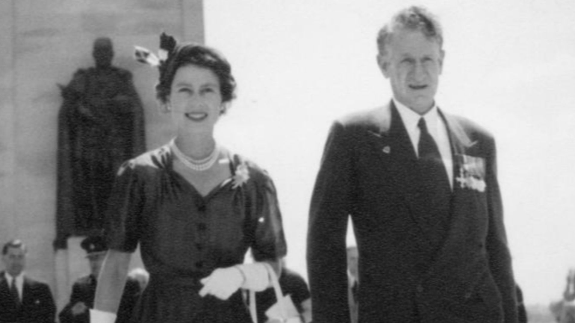 File:StateLibQld 1 191419 Sir Walter Jackson Cooper and Queen Elizabeth II, 1954.jpg