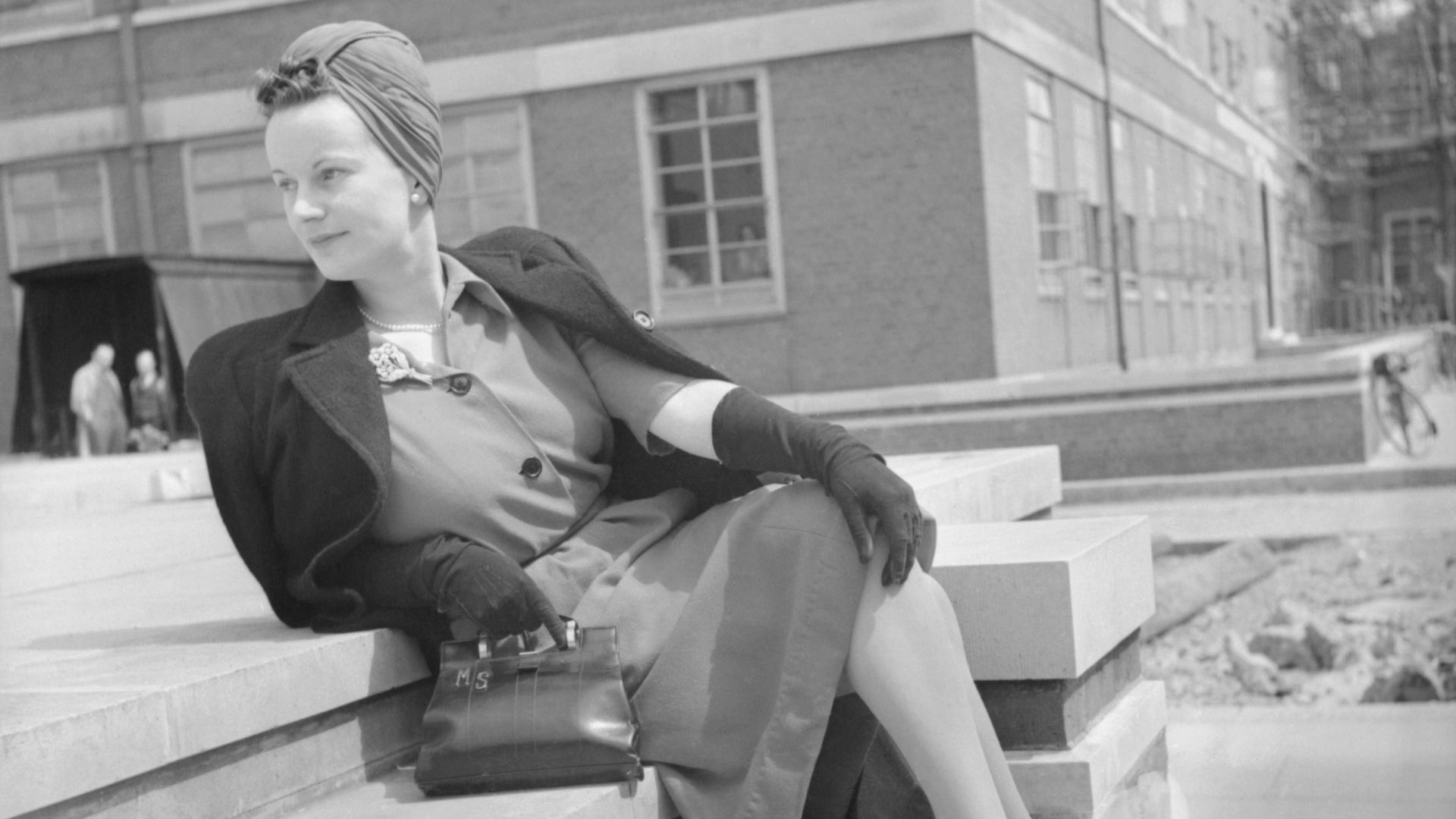 File:How a British Woman Dresses in Wartime- Utility Clothing in Britain, 1943 D14780.jpg