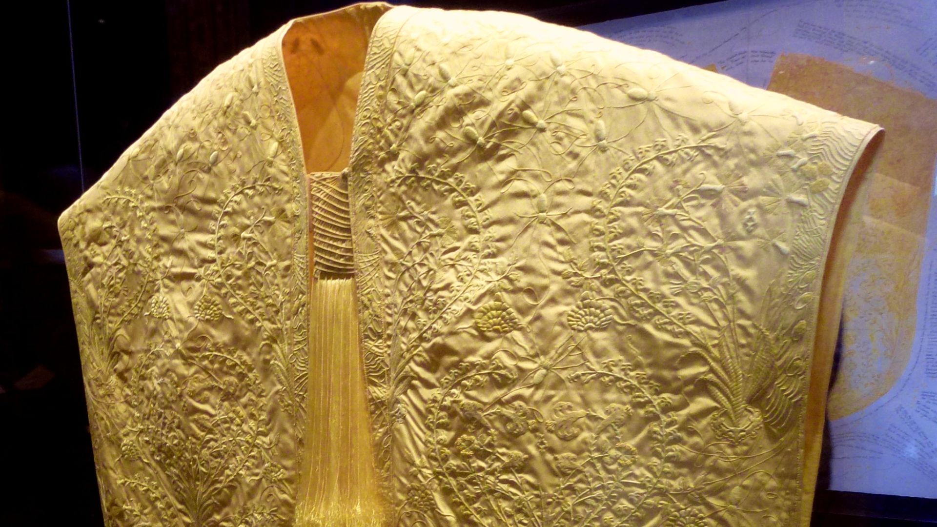 File:Spider silk cape.jpg