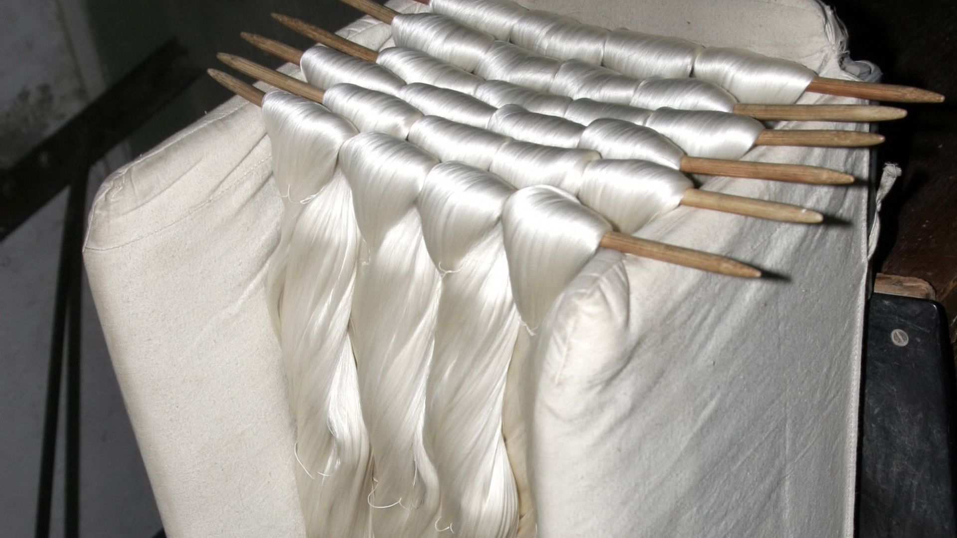 File:Silk raw 01a.jpg