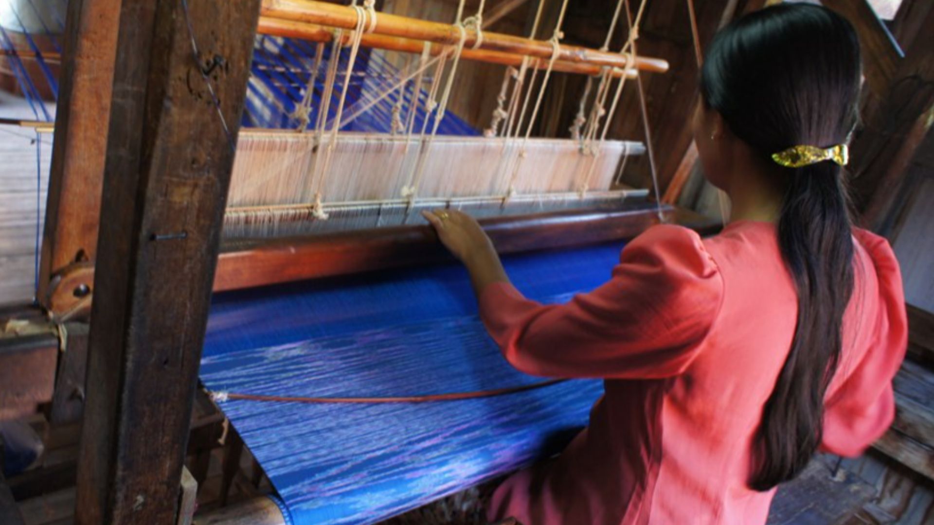 File:Weaving silk cloth.jpg