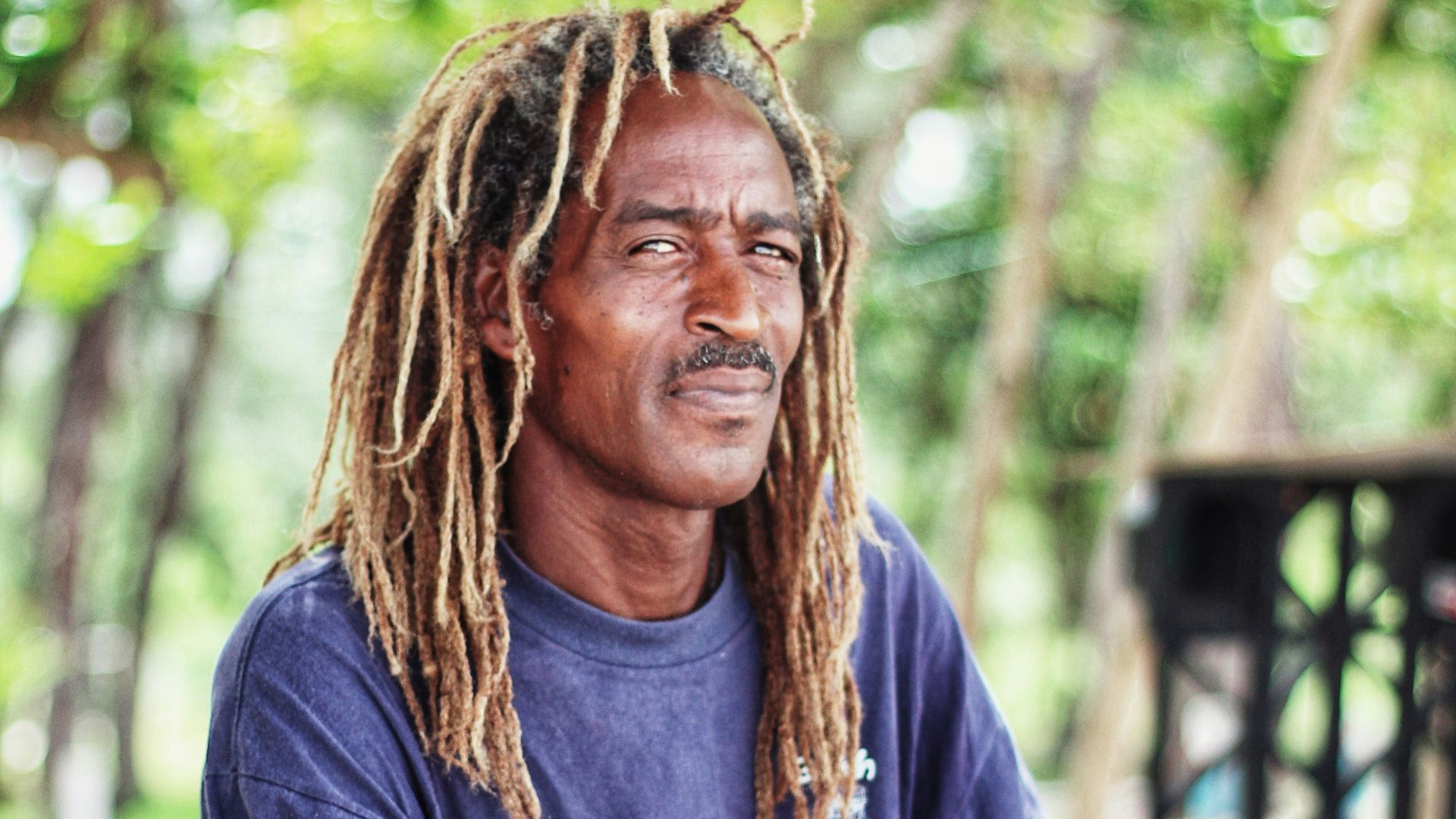 men's blue crew-neck t-shirt