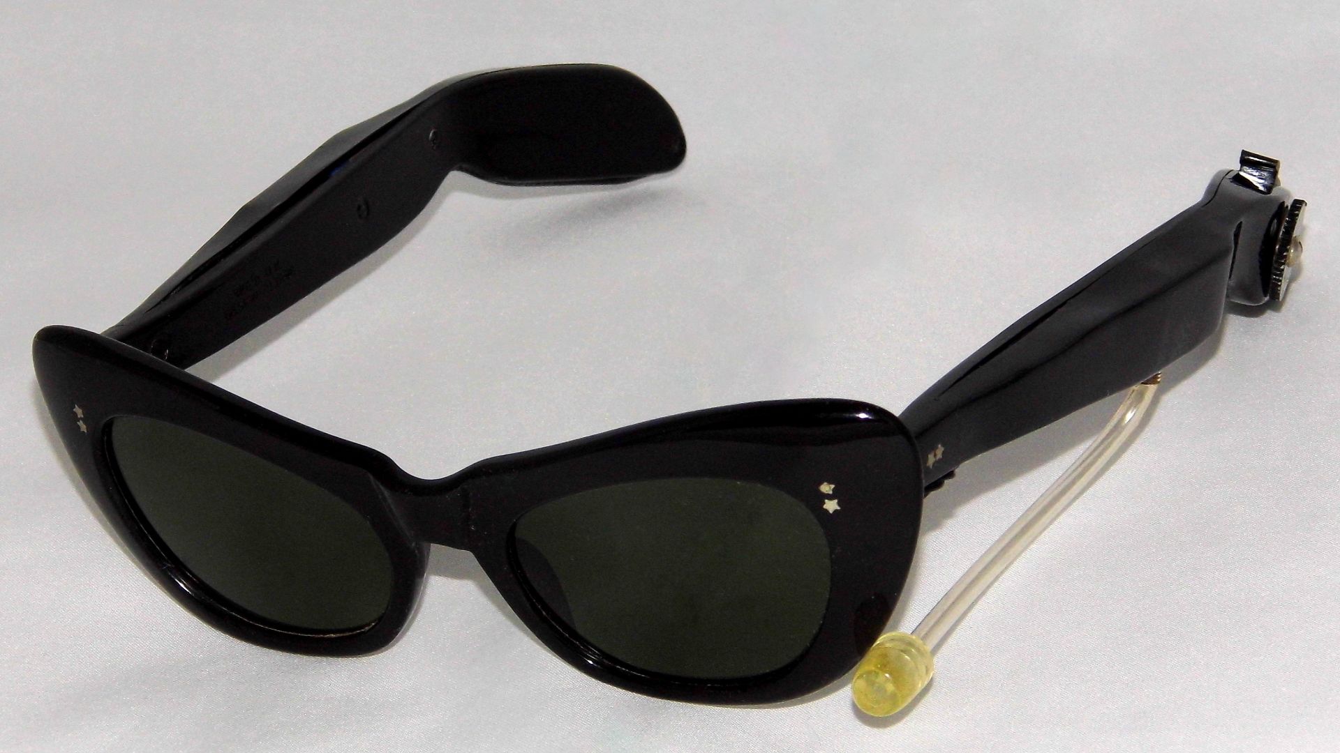 File:Vintage Cat-Eye Sunglasses Novelty Transistor Radio, Likely Four Star Brand, AM Band, Earphone Listening Only, Made In Hong Kong, Circa 1970 (36155127453).jpg