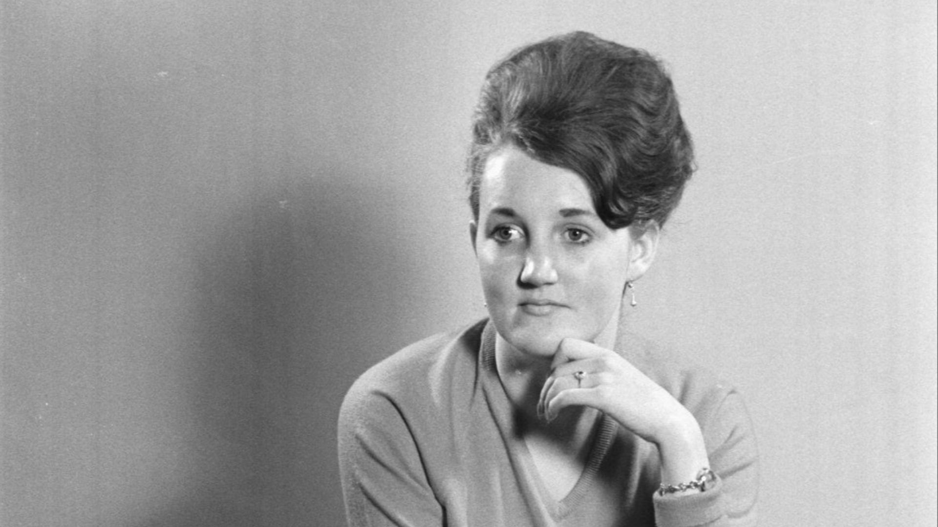 File:Woman with beehive hairstyle, posing (1488908).jpg