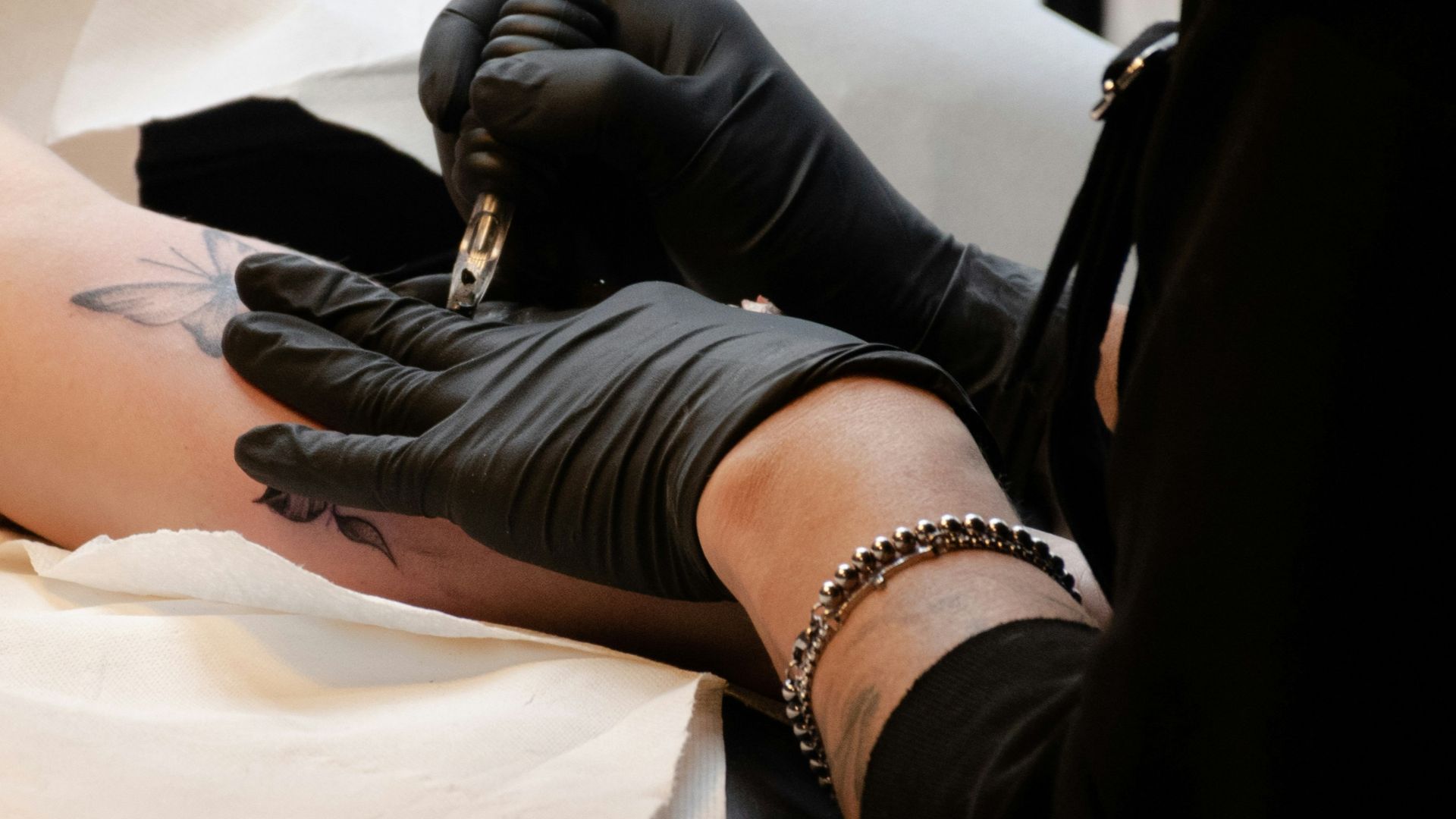 woman holding brown tattoo machine