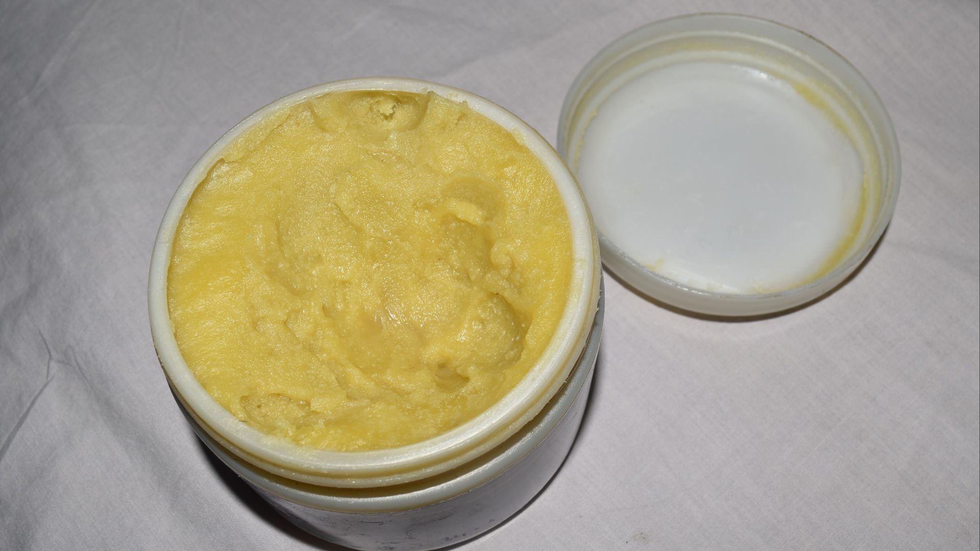 File:Mélange du Beurre de karité et huiles essentielles dans une boite pour massage 02.jpg