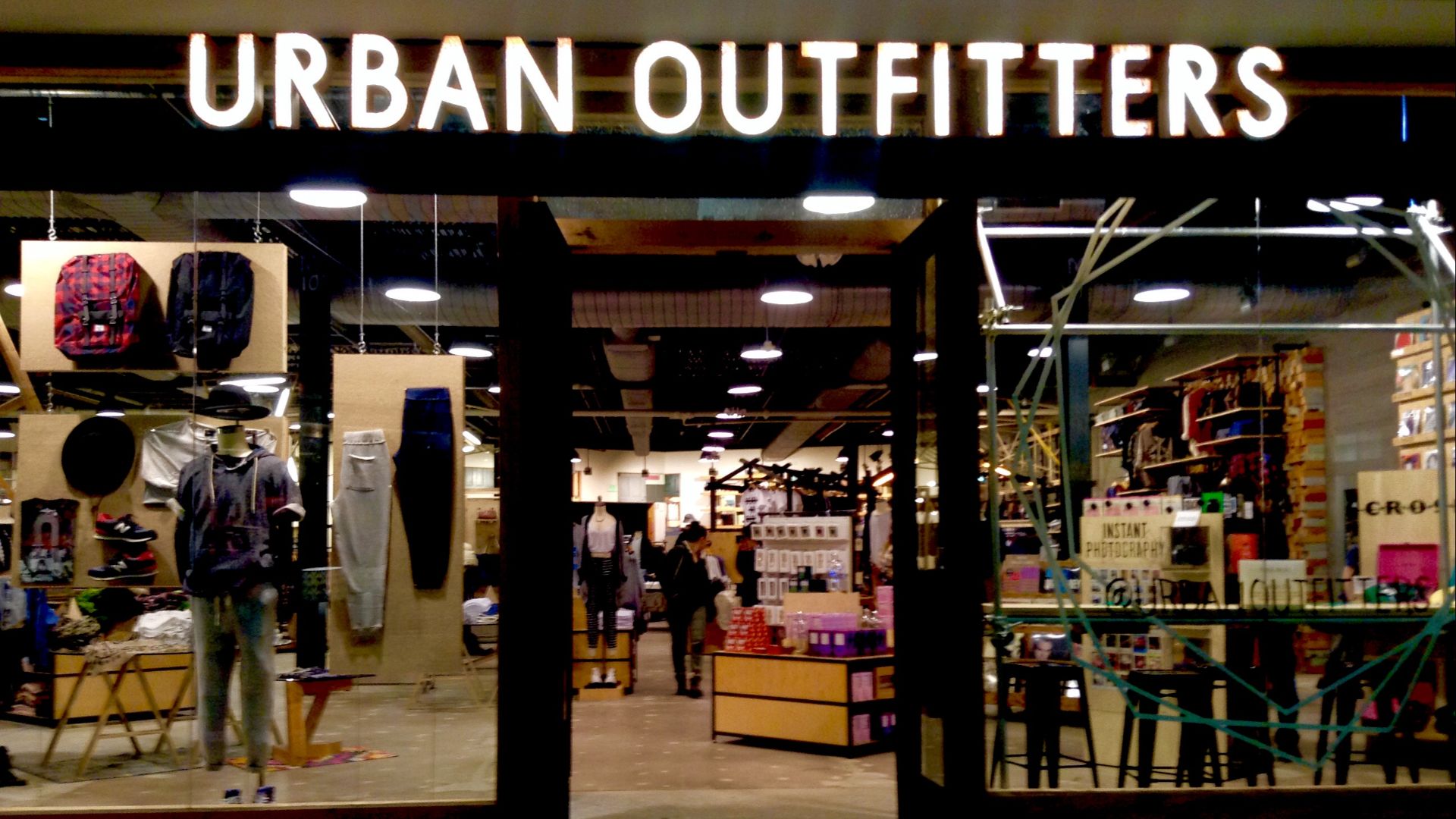 File:Urban Outfitters (16156895840).jpg