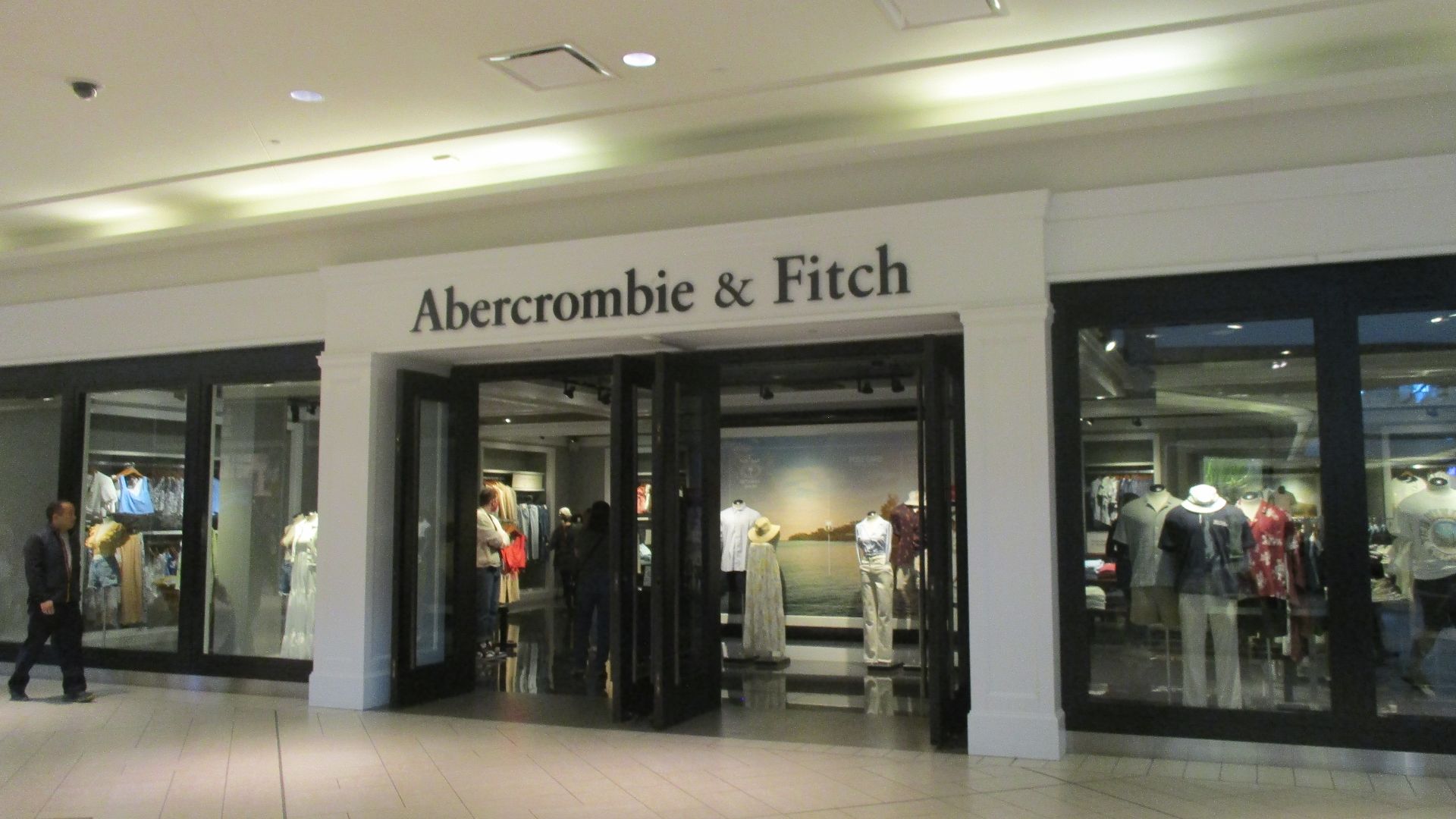 File:Abercrombie & Fitch Chinook Centre.jpg
