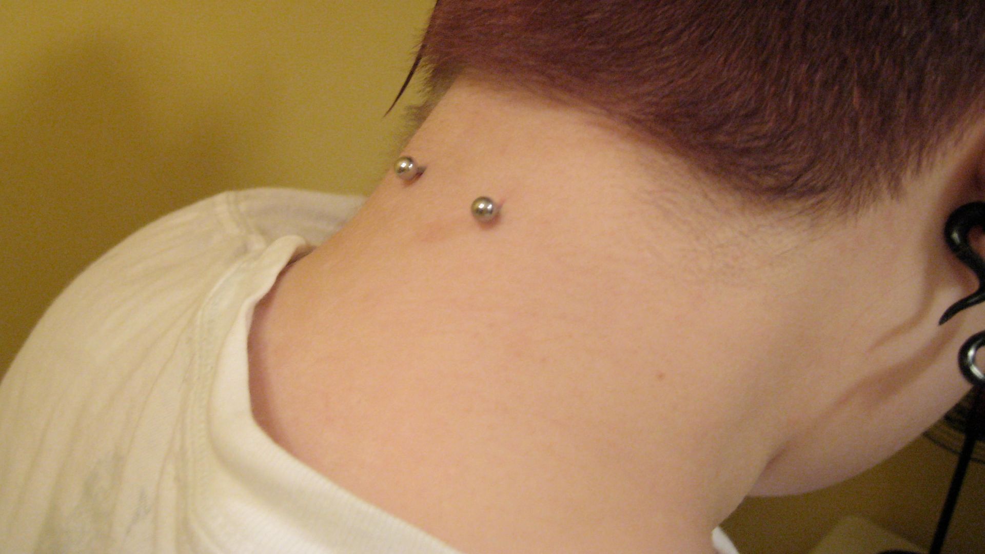 File:Nape piercing neck.jpg