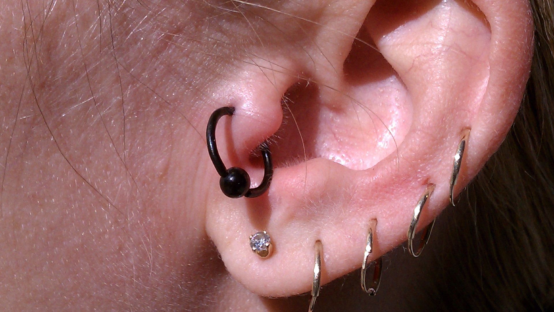 File:Tragus Piercing.jpg