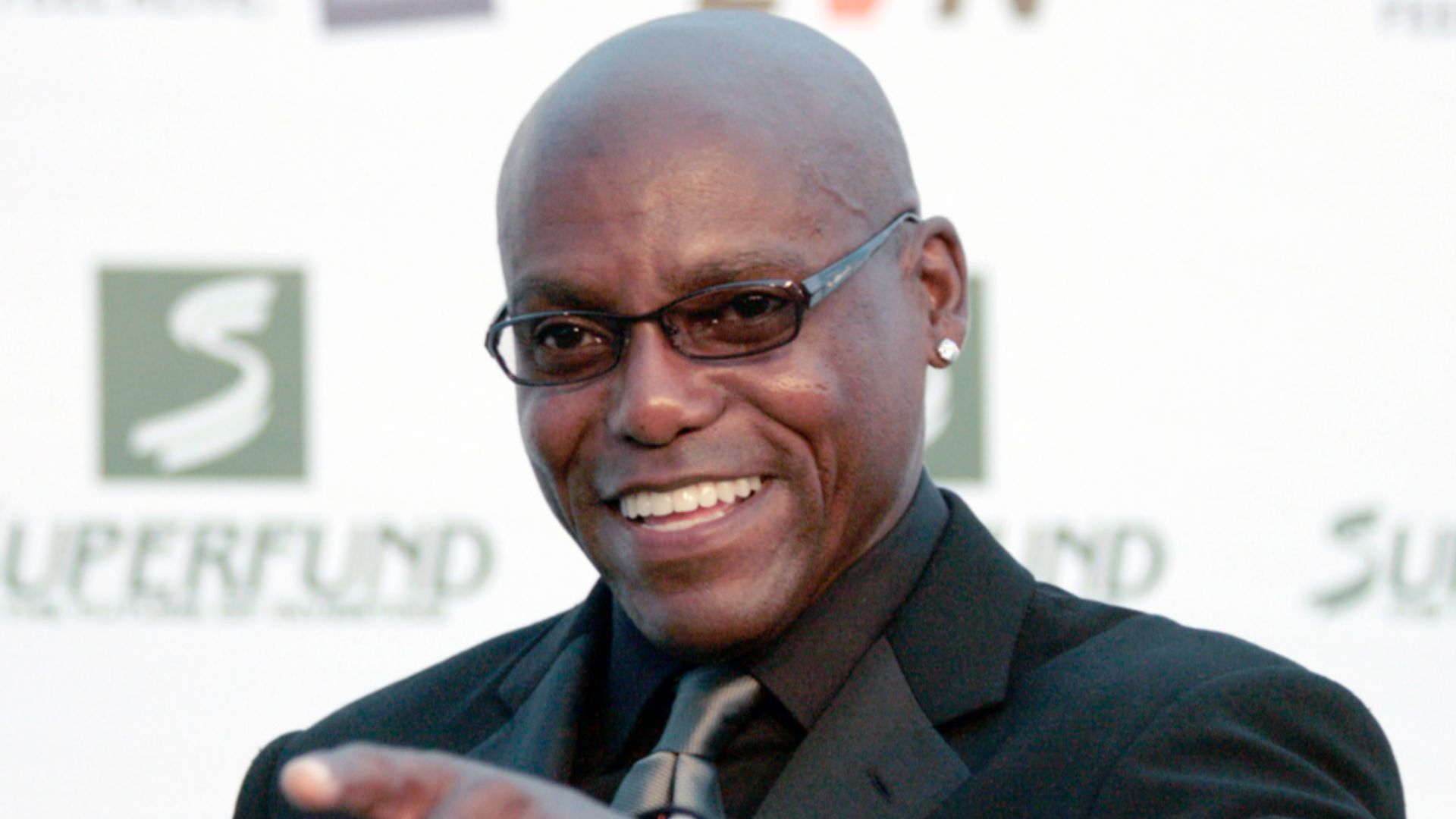 File:Save The World Awards 2009 show06 - Carl Lewis.jpg