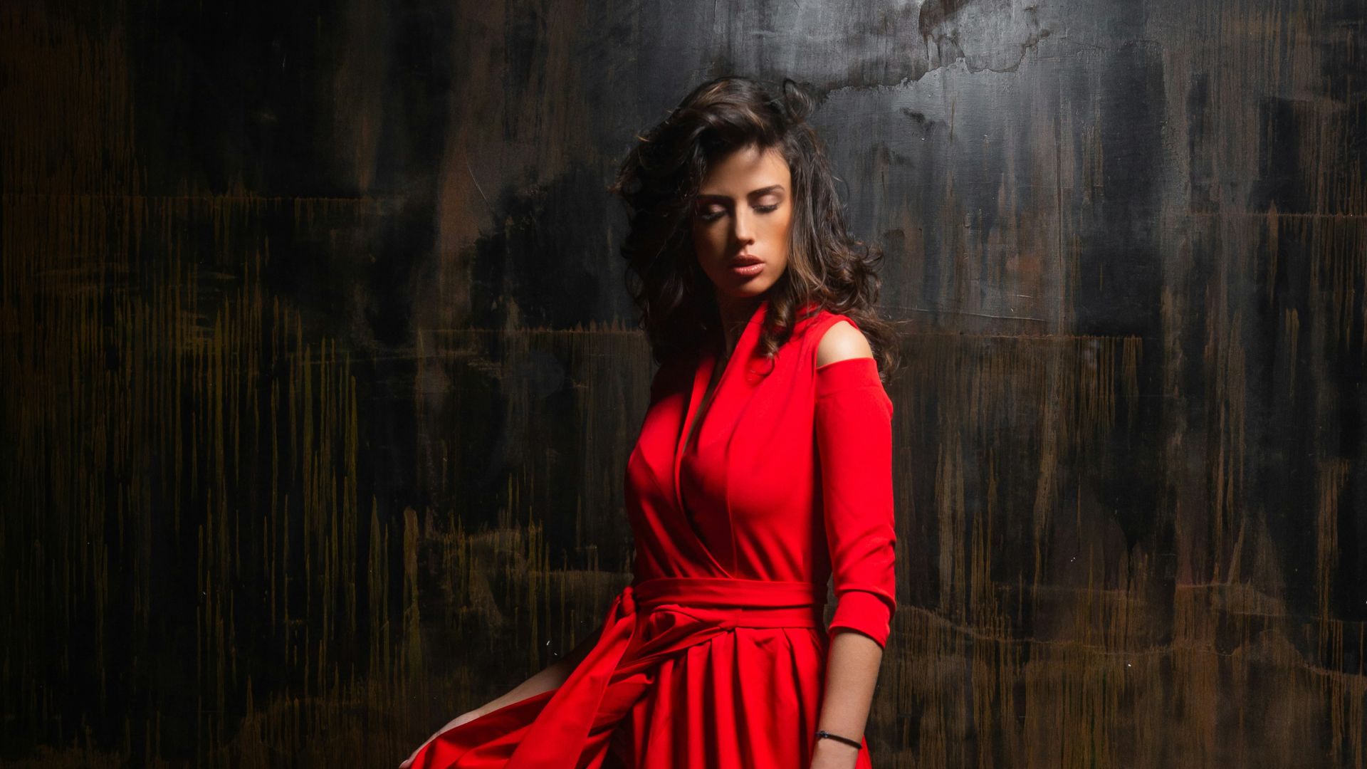 woman wearing red 3/4-sleeved dress